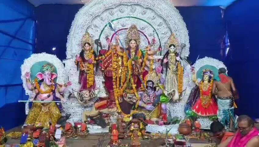 କୋରାପୁଟ ସହର: କୋରାପୁଟରେ ଘରୋଇ ବସ୍ ମାଲିକ ସଂଘ ପକ୍ଷରୁ ମା’ ଦୁର୍ଗାଙ୍କ ଆଡ଼ମ୍ବରପୂର୍ଣ୍ଣ ପୂଜା