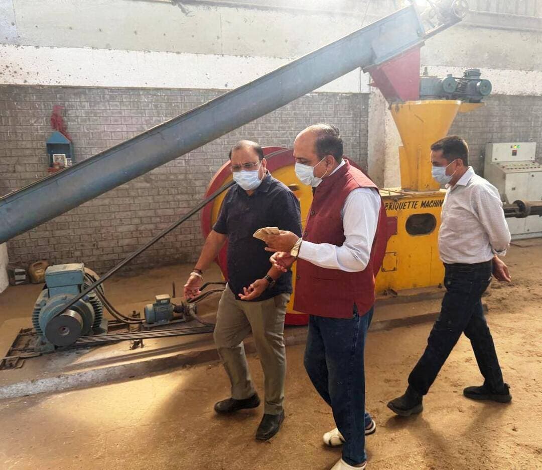 बागवानी कचरे से धन अर्जित करने की दिशा में नगर निगम करनाल की पहल।
चंडीगढ़ के बागवानी अपशिष्ट प्रसंस्करण संयंत्र का नगर निगम की टीम ने किया निरीक्षण, वैज्ञानिक निस्तारण की संभावनाओं का लिया जायजा।
बागवानी कचरे का उचित निस्तारण, पर्यावरण संरक्षण और निगम की आय बढ़ाने पर रहेगा जोर- सलोनी शर्मा, निगमायुक्त।
करनाल 19 अक्तूबर, शहर से निकलने वाले बागवानी कचरे का वैज्ञानिक तरीके से निस्तारण कर उसे उपयोगी संसाधन में बदलने के उद्देश्य से नगर निगम करनाल ने पहल शुरू की है। नगर निगम आयुक्त सलोनी शर्मा के निर्देश पर अतिरिक्त निगम आयुक्त अशोक कुमार की अध्यक्षता में नगर निगम की टीम ने नगर निगम चंडीगढ़ के बागवानी अपशिष्ट प्रसंस्करण संयंत्र का निरीक्षण किया। इस दौरान टीम ने संयंत्र की कार्यप्रणाली, विभिन्न प्रसंस्करण इकाईयों और बागवानी कचरे के निस्तारण से जुड़ी प्रक्रियाओं की जानकारी प्राप्त की।
निरीक्षण टीम में मुख्य सफाई निरीक्षक सुरेंद्र चोपड़ा, बागवानी शाखा के सहायक अभियंता मनीष अग्रवाल तथा कनिष्ठ अभियंता मुनीश लालर शामिल रहे। टीम ने चंडीगढ़ नगर निगम के संबंधित अधिकारियों के साथ संयंत्र के प्रत्येक सेक्शन का दौरा किया और बागवानी अपशिष्ट के संग्रहण से लेकर उसके प्रसंस्करण एवं उपयोग तक की व्यवस्था को समझा।
बागवानी कचरे को बनाया जाएगा उपयोगी संसाधन।
नगर निगम आयुक्त सलोनी शर्मा ने बताया कि नगर निगम करनाल बागवानी कचरे के वैज्ञानिक निस्तारण के लिए प्रभावी योजना तैयार करने की दिशा में कार्य कर रहा है। इस पहल का उद्देश्य शहर से निकलने वाले सूखे पत्तों, घास, टहनियों और अन्य बागवानी अपशिष्ट का उचित प्रबंधन करते हुए उसे उपयोगी उत्पादों में परिवर्तित करना है। इसके तहत वेस्ट टू वेल्थ (कचरे से धन) की अवधारणा को बढ़ावा देने की संभावनाओं पर काम किया जा रहा है।
उन्होंने कहा कि बागवानी कचरे का उचित प्रबंधन होने से खुले में इसके ढेर लगने और सूखे पत्तों को आग लगाने जैसी समस्याओं पर अंकुश लगाने में मदद मिलेगी। इससे वायु प्रदूषण कम करने, पर्यावरण संरक्षण तथा शहर की स्वच्छता व्यवस्था को बेहतर बनाने में भी सहायता मिलेगी। साथ ही, प्रसंस्करण के माध्यम से उपयोगी उत्पाद तैयार होने पर नगर निगम के लिए आय अर्जित करने की संभावनाएं भी विकसित हो सकती हैं।
चंडीगढ़ संयंत्र की कार्यप्रणाली का किया अध्ययन।
निरीक्षण के दौरान नगर निगम की टीम ने चंडीगढ़ के संयंत्र में बागवानी अपशिष्ट के प्रसंस्करण से संबंधित विभिन्न चरणों की जानकारी ली। संबंधित अधिकारियों के साथ चर्चा कर संयंत्र के संचालन, उपलब्ध व्यवस्थाओं और कचरे के बेहतर उपयोग से जुड़े पहलुओं को समझा गया।
नगर निगम करनाल का उद्देश्य इस निरीक्षण से प्राप्त जानकारी और अनुभव के आधार पर शहर की आवश्यकताओं के अनुरूप बागवानी कचरे के निस्तारण की व्यवहारिक योजना तैयार करना है। इससे बागवानी अपशिष्ट के व्यवस्थित प्रबंधन को बढ़ावा देने के साथ-साथ स्वच्छ, सुंदर और पर्यावरण के अनुकूल बनाने के प्रयासों को मजबूती मिलेगी।
#HVN24