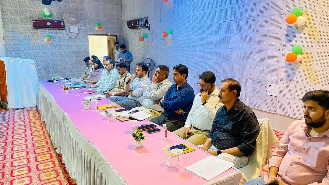 समाहरणालय, कैमूर
जिला जनसंपर्क कार्यालय
प्रेस विज्ञप्ति
दुर्गापूजा एवं दशहरा को लेकर जिला पदाधिकारी एवं पुलिस अधीक्षक ने की ब्रीफिंग, विधि-व्यवस्था संधारण एवं असामाजिक तत्वों पर कड़ी निगरानी रखने के निर्देश
दुर्गापूजा एवं दशहरा के अवसर पर जिले में विधि-व्यवस्था संधारण, श्रद्धालुओं की सुरक्षा तथा शांतिपूर्ण एवं सौहार्दपूर्ण वातावरण में पर्व संपन्न कराने के उद्देश्य से आज लिच्छवी भवन, भभुआ में जिला पदाधिकारी एवं पुलिस अधीक्षक, कैमूर द्वारा संयुक्त आदेश के आलोक में प्रतिनियुक्त सभी पदाधिकारियों की ब्रीफिंग की गई।
ब्रीफिंग के दौरान जिला पदाधिकारी एवं पुलिस अधीक्षक ने सभी वरीय पदाधिकारियों को अपने-अपने क्षेत्र एवं प्रतिनियुक्ति स्थलों का भ्रमण कर विधि-व्यवस्था, सुरक्षा व्यवस्था तथा उपलब्ध बुनियादी सुविधाओं का जायजा लेने का निर्देश दिया। सभी प्रतिनियुक्त पदाधिकारियों को अपने निर्धारित स्थलों पर उपस्थित रहकर सतत निगरानी रखने तथा आपसी समन्वय के साथ अपने दायित्वों का निर्वहन करने को कहा गया।
पूजा पंडालों में सीसीटीवी कैमरों एवं अग्निशमन यंत्रों की उपलब्धता तथा क्रियाशीलता सुनिश्चित करने, प्रवेश एवं निकास मार्गों को व्यवस्थित रखने तथा भीड़-भाड़ वाले स्थलों पर प्रभावी भीड़ नियंत्रण की व्यवस्था करने पर विशेष बल दिया गया। संवेदनशील स्थलों, प्रमुख चौक-चौराहों एवं जुलूस मार्गों पर विशेष सतर्कता बरतने तथा यातायात व्यवस्था सुचारू बनाए रखने का निर्देश दिया गया।
डीजे संचालन पर प्रतिबंध के निर्देशों का सख्ती से अनुपालन सुनिश्चित कराने पर विशेष जोर दिया गया। प्रतिबंध का उल्लंघन कर डीजे बजाए जाने की स्थिति में नियमानुसार डीजे उपकरणों को जब्त करने तथा संबंधित व्यक्तियों के विरुद्ध विधिसम्मत कार्रवाई करने का निर्देश दिया गया।
दशहरा के अवसर पर मेले, रावण दहन स्थल एवं अन्य सार्वजनिक स्थानों पर विशेष सतर्कता बरतने तथा असामाजिक तत्वों, नशे की हालत में उत्पात मचाने वाले व्यक्तियों एवं महिलाओं और युवतियों के साथ अभद्र व्यवहार करने वाले मनचलों पर कड़ी निगरानी रखने का निर्देश दिया गया। ऐसे मामलों में त्वरित संज्ञान लेते हुए नियमानुसार सख्त कार्रवाई सुनिश्चित करने को कहा गया। भीड़भाड़ वाले स्थलों पर पुलिस गश्ती बढ़ाने तथा आवश्यकता के अनुसार अतिरिक्त बल की तैनाती करने पर भी बल दिया गया।
जिला पदाधिकारी एवं पुलिस अधीक्षक ने संबंधित पदाधिकारियों को पूजा समितियों, पुलिस बल, दंडाधिकारियों एवं अन्य संबंधित विभागों के बीच बेहतर समन्वय बनाए रखने का निर्देश दिया। पर्याप्त प्रकाश व्यवस्था, साफ-सफाई, पेयजल, बैरिकेडिंग तथा आवश्यकता के अनुसार अग्निशमन एवं आपातकालीन सेवाओं की उपलब्धता सुनिश्चित करने को कहा गया। किसी भी अप्रिय घटना की आशंका होने पर तत्काल आवश्यक कार्रवाई करने तथा स्थिति की सूचना वरीय पदाधिकारियों को देने का निर्देश दिया गया।
इसके अतिरिक्त, सोशल मीडिया पर प्रसारित होने वाली भ्रामक एवं आपत्तिजनक सूचनाओं तथा अफवाहों पर सतत निगरानी रखने, उनकी सत्यता की जांच करने और आवश्यकतानुसार त्वरित कार्रवाई करने का निर्देश दिया गया। आम नागरिकों एवं पूजा समितियों के साथ संवाद बनाए रखने तथा विधि-व्यवस्था से संबंधित शिकायतों का त्वरित निष्पादन सुनिश्चित करने पर भी जोर दिया गया।
जिला प्रशासन एवं पुलिस प्रशासन ने स्पष्ट किया कि पर्व के दौरान शांति, सुरक्षा एवं विधि-व्यवस्था बनाए रखना सर्वोच्च प्राथमिकता है। सभी प्रतिनियुक्त पदाधिकारी एवं पुलिसकर्मी पूरी मुस्तैदी के साथ अपने कर्तव्यों का निर्वहन करेंगे, ताकि श्रद्धालु सुरक्षित वातावरण में पूजा-अर्चना कर सकें तथा दशहरा का पर्व शांतिपूर्ण ढंग से संपन्न हो।
जिला प्रशासन, कैमूर ने आम नागरिकों से अपील की है कि वे दुर्गापूजा एवं दशहरा का पर्व आपसी सद्भाव, शांति एवं भाईचारे के साथ मनाएँ, प्रशासन द्वारा जारी दिशा-निर्देशों का पालन करें तथा किसी भी संदिग्ध गतिविधि या विधि-व्यवस्था से संबंधित समस्या की सूचना तत्काल संबंधित प्रशासनिक अथवा पुलिस पदाधिकारी को दें।
जिला प्रशासन, कैमूर शांतिपूर्ण, सुरक्षित एवं सौहार्दपूर्ण वातावरण में दुर्गापूजा एवं दशहरा संपन्न कराने हेतु प्रतिबद्ध है।
#kaimur #kaimurdm #DurgaPuja2026 #Dussehra2026 #LawAndOrder #PeaceAndHarmony
Information & Public Relations Department, Government of Bihar
