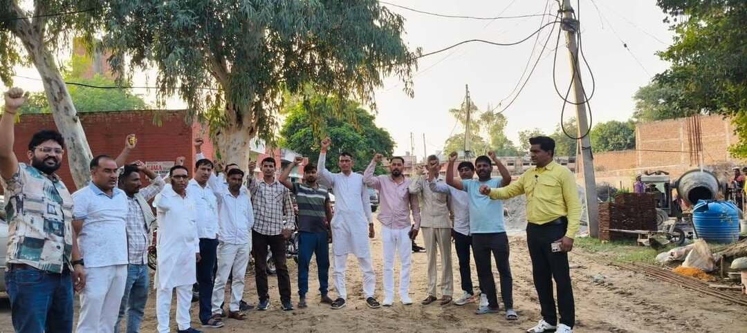 बिजली कंपनियों के निजीकरण और पैरेलल लाइसेंस के खिलाफ गरजे कर्मचारी व किसान, प्रदशर्रून कर सरकार को दी सीधी चेतावनी
निजी कंपनियों को पैरेलल लाइसेंस देने से सरकारी बिजली कंपनियां पूरी तरह बर्बाद हो जाएंगी : नारायण प्रकाश
बिजली विभाग के निजीकरण से सबसे ज्यादा नुकसान ग्रामीण इलाकों और कृषि क्षेत्र को होगा : किसान
भिवानी, 19 अक्तूबर : सरकार द्वारा बिजली क्षेत्र में 11 निजी पावर कंपनियों को पैरेलल लाइसेंस दिए जाने और एग्रो डिस्कॉम के गठन के प्रस्ताव के खिलाफ बिजली कर्मचारियों और इंजीनियरों का गुस्सा फूट पड़ा है। भिवानी जिले के ढिग़ावा जाटान में मंगलवार को बिजली कर्मचारियों, इंजीनियरों, किसानों और ग्रामीण सरपंचों ने एकजुट होकर हरियाणा बिजली कर्मचारी एवं इंजीनियर संयुक्त संघर्ष मोर्चा के बैनर तले सरकार की नीतियों के खिलाफ जोरदार विरोध प्रदर्शन किया और जमकर नारेबाजी की।
इस विरोध प्रदर्शन में बिजली संयुक्त संघर्ष मोर्चा के वरिष्ठ नेताओं ने शिरकत की और आंदोलन को आर-पार की लड़ाई बनाने का ऐलान किया। इस मौके पर हरियाणा पावर इंजीनियर्स एसोसिएशन के प्रवक्ता इंजीनियर नारायण प्रकाश ने कहा कि सरकार बिजली विभाग का निजीकरण करके इसे चंद कॉरपोरेट घरानों के हाथों में सौंपना चाहती है। निजी कंपनियों को पैरेलल लाइसेंस देने से सरकारी बिजली कंपनियां पूरी तरह बर्बाद हो जाएंगी और आम जनता पर महंगे बिजली बिलों का भारी बोझ पड़ेगा। उन्होंने कहा कि सरकार एग्रो डिस्कॉम और पैरेलल लाइसेंसिंग की आड़ में सार्वजनिक क्षेत्र के बिजली ढांचे को खत्म करने पर तुली है। वे सरकार को स्पष्ट शब्दों में चेतावनी देते हैं कि वह बिजली क्षेत्र को निजी हाथों में सौंपने की इन किसान व जनविरोधी नीतियों से तुरंत दूर रहे। यदि सरकार ने अपनी मनमानी बंद नहीं की, तो कर्मचारी, किसान और आम जनता सडक़ से लेकर संसद तक आंदोलन करने को मजबूर होगी। आगामी हड़ताल सहित संघर्ष मोर्चा के हर एक विरोध कार्यक्रम को ऐतिहासिक रूप से सफल बनाने की शपथ आज हम सबने मिलकर ली है।
इस विरोध प्रदर्शन की खास बात यह रही कि कर्मचारियों के इस आंदोलन को क्षेत्र के किसानों और ग्राम पंचायतों का भी पूरा समर्थन मिला। मौके पर मौजूद किसान नेताओं मेवा सिंह,, सतबीर सिंह ने कहा कि बिजली विभाग के निजीकरण से सबसे ज्यादा नुकसान ग्रामीण इलाकों और कृषि क्षेत्र को होगा। निजी कंपनियां सिर्फ मुनाफा कमाने के लिए काम करेंगी, जिससे किसानों को मिलने वाली सब्सिडी और निर्बाध बिजली आपूर्ति पर संकट खड़ा हो जाएगा। प्रदर्शनकारियों ने चेतावनी दी है कि यदि सरकार ने पैरेलल लाइसेंस देने और एग्रो डिस्कॉम से जुड़े फैसले को वापस नहीं लिया, तो आने वाले दिनों में जिलेभर में बड़ा आंदोलन खड़ा किया जाएगा, जिसकी पूरी जिम्मेदारी शासन और प्रशासन की होगी।