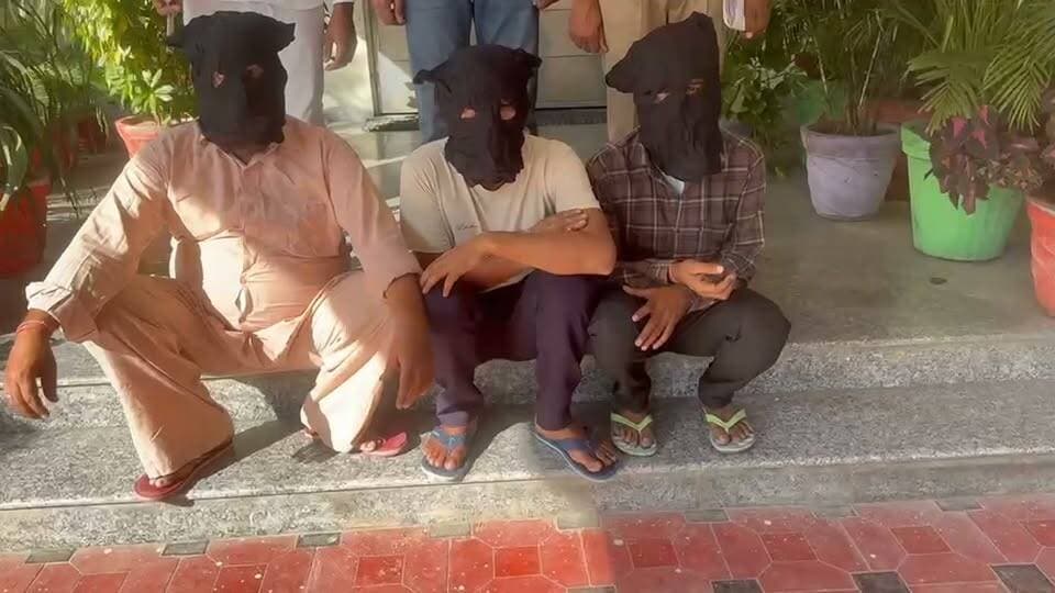 *सीआईए स्टाफ प्रथम भिवानी ने महिला से सोने-चांदी के आभूषण छिनने के मामले में महिला सहित 03 आरोपियों को किया गिरफ्तार, ₹ 12,000/- रुपए बरामद।*
पुलिस अधीक्षक भिवानी श्री मयंक मिश्रा, आईपीएस के निर्देशानुसार जिला पुलिस द्वारा अपराधियों की धरपकड़ तथा स्नेचिंग एवं धोखाधड़ी की वारदातों में संलिप्त आरोपियों के विरुद्ध प्रभावी कानूनी कार्रवाई की जा रही है। इसी कड़ी में सीआईए स्टाफ प्रथम भिवानी की टीम ने महिला से सोने-चांदी के आभूषण छिनने के मामले में एक महिला सहित कुल चार आरोपियों को गिरफ्तार करने में सफलता हासिल की है।
**मामले का विवरण:**
गांव बड़ाला, जिला भिवानी निवासी महिला कमला पत्नी साधु राम ने थाना सिविल लाइन भिवानी में शिकायत दी थी कि दिनांक 08.10.2026 को वह आंखों का इलाज करवाने के लिए भिवानी आई थी। अस्पताल से पैदल वापस लौटते समय फैंसी चौक के पास दो व्यक्ति और एक महिला उसे मिले। उन्होंने एक अन्य व्यक्ति के बारे में झूठी बातें बताकर महिला को अपने विश्वास में ले लिया और उसे षड्यंत्र के तहत अपने साथ ले गए। इसके बाद आरोपियों ने उसे बस स्टैंड की तरफ ले जाकर रास्ते में राधा स्वामी सत्संग भवन के पास पार्क में बैठा लिया। वहां महिला आरोपी ने रुपयों की आवश्यकता बताकर पीड़िता से 600 रुपये ले लिए। इसी दौरान आरोपियों ने धोखे से पीड़िता के कानों की दोनों सोने की बालियां, एक सोने की तबीजी तथा चांदी की पाजेब की जोड़ी निकलवा ली और उसे अपने साथ ले गए। पीड़िता ने शिकायत में बताया कि आरोपियों ने आपस में मिलीभगत कर उसके आभूषण ठग लिए। शिकायत के आधार पर थाना सिविल लाइन भिवानी में अभियोग दर्ज कर जांच शुरू की गई।
**पुलिस की कार्रवाई:**
अभियोग में आगामी कार्रवाई करते हुए सीआईए स्टाफ प्रथम भिवानी की टीम ने एएसआई सुशील कुमार के नेतृत्व में कार्रवाई कर एक महिला सहित तीन आरोपियों को गिरफ्तार किया।
*गिरफ्तार आरोपियों की पहचान पारो पत्नी संजय निवासी जेजे कॉलोनी दिल्ली, प्रभु निवासी सुल्तानपुरी, नई दिल्ली तथा संजय पुत्र भीम सिंह निवासी जेजे कॉलोनी, दिल्ली के रूप में बताई गई है।*
पुलिस टीम ने महिला आरोपी को माननीय न्यायालय में पेश किया, जहां से उसे जिला कारागार भेजने के आदेश दिए गए। वहीं, आरोपी प्रभु और संजय को दो दिन के पुलिस रिमांड पर लिया गया। रिमांड अवधि के दौरान दोनों आरोपियों से 1,000-1,000 रुपये बरामद किए गए।
**चौथा आरोपी भी गिरफ्तार:** पुलिस टीम ने पूछताछ के आधार पर अभियोग में शामिल चौथे आरोपी को भी दिल्ली से गिरफ्तार करने में सफलता हासिल की। आरोपी की पहचान भीम सिंह पुत्र प्रेमचंद निवासी जेजे कॉलोनी, दिल्ली के रूप में हुई है। पुलिस टीम द्वारा आरोपी भीम सिंह से 10,000 रुपये बरामद किए गए।
पुलिस ने तीनों आरोपियों को माननीय न्यायालय में पेश किया, जहां से उन्हें जिला कारागार भेजने के आदेश दिए गए। अभियोग में पुलिस द्वारा आगे की जांच जारी है तथा मामले में संलिप्त अन्य आरोपियों की गिरफ्तारी के प्रयास किए जा रहे हैं। उन्हें भी शीघ्र गिरफ्तार कर नियमानुसार कानूनी कार्रवाई की जाएगी।
पुलिस प्रवक्ता भिवानी।।