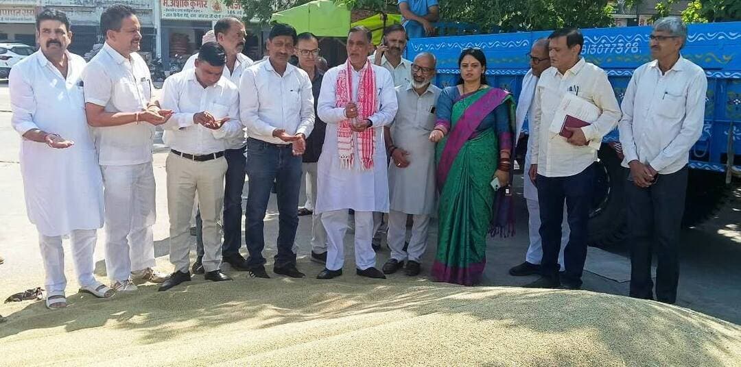 किसानों के बाजरे का एक-एक दाना एमएसपी पर खरीदेगी हरियाणा सरकार: रामकिशन शर्मा
- हरियाणा राज्य भंडारण निगम अध्यक्ष ने अनाज मंडी का दौरा कर बाजरा व धान की खरीद का लिया जायजा
भिवानी, 19 अक्टूबर। हरियाणा राज्य वेयर हाउस निगम के चेयरमैन रामकिशन शर्मा ने सोमवार को भिवानी की अनाज मंडी का दौरा कर बाजरा एवं धान की खरीद व्यवस्थाओं का जायजा लिया। इस दौरान उन्होंने मंडी में खरीद प्रक्रिया का निरीक्षण किया और किसानों से भी बातचीत कर उनकी समस्याओं के बारे में जानकारी ली। उन्होंने कहा कि प्रदेश सरकार किसानों की फसल का एक-एक दाना खरीदने के लिए प्रतिबद्ध है और बाजरे की खरीद न्यूनतम समर्थन मूल्य (एमएसपी) 2900 रुपए प्रति क्विंटल पर की जाएगी। उन्होंने कहा कि सरकार द्वारा ग्राम पंचायतों से दो से 25-30 एकड़ तक जमीन लेकर गोदामों का निर्माण करवाया जाएगा, ताकि किसान की मेहनत का एक-एक दाना सुरक्षित रखा जा सके। यह जमीन मुख्य सडक़ मार्ग के समीप होनी जरूरी है।
चेयरमैन श्री शर्मा ने कहा कि किसानों को मंडी में फसल बेचने के दौरान किसी भी प्रकार की परेशानी नहीं आने दी जाएगी, इसके लिए मुख्यमंत्री श्री नायब सिंह सैनी द्वारा बाजरा व धान फसल खरीद शुरु होने से पहले ही संबंधित अधिकारियों को जरूरी व सख्त निर्देश दिए जा चुके हैं। उन्होंने कहा कि किसान के बाजरे की निर्धारित एमएसपी का भाव मिलेगा। प्राईवेट एजेंसियों द्वारा 2300 से 2450 रुपए प्रति क्विंटल तक बाजरे की खरीद की जा रही है, शेष भावांतर राशि सरकार देगी। किसान को पूरा 2900 रुपए प्रति क्विंटल का भाव मिलेगा। उन्होंने कहा कि मंडियों में किसानों को सभी जरूरी सुविधा मुहैया करवाई जा रही हंै।
इसके साथ ही उन्होंने मार्केट कमेटी के अधिकारियों को निर्देश दिए कि किसानों को फसल बेचने के दौरान दिक्कतों का सामना ना करना पड़े। इस दौरान मार्केट कमेटी सचिव संदीप लोहान ने चेयरमैन रामकिशन शर्मा को बताया कि रविवार शाम तक मंडी में एक लाख 53 हजार 173 क्विंटल बाजरे की आवक हुई है, जिसमें 94000 क्विंटल बाजरा बिक्री हो चुका है। उन्होंने बताया किसानों की सुविधा के लिए मंडी में पेंटर बैठाया गया है, यदि किसी टै्रक्टर पर नंबर नहीं लिखा होता तो उस पर नंबर लिखवा दिया जाता है, ताकि गेट पास कटने में दिक्कत ना आए।
इस दौरान वेयर हाऊस के जिला प्रबंधक दिलबाग सिंह, मार्केट कमेटी चेयरमैन कृष्ण नीलाहेड़ी चेयरमैन, मंडी प्रधान भुरू बंसल, संजय वधवा वाइस चेयरमैन, शिवराज बागड़ी, माधव मण्डल अध्यक्ष, सुनील भारद्वाज धारेडू, नविता तंवर केशव मण्डल अध्यक्ष, पवन शर्मा, जयवीर बड़ेसरा, सुनील कलिंगा, तेजराम जांगड़ा, मुकेश शर्मा मार्केट कमेटी सदस्य, राजबाला रंगा, पवन नौरंगाबाद, आदि कार्यकर्ता उपस्थित रहे
********** *************