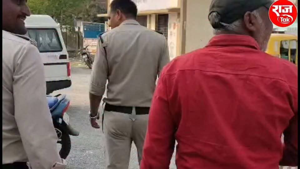 देवेन्द्रनगर के कटन शराब ठेके पर मुफ्त शराब मांगने को लेकर सेल्समैन से मारपीट, आरोपी गिरफ्तार