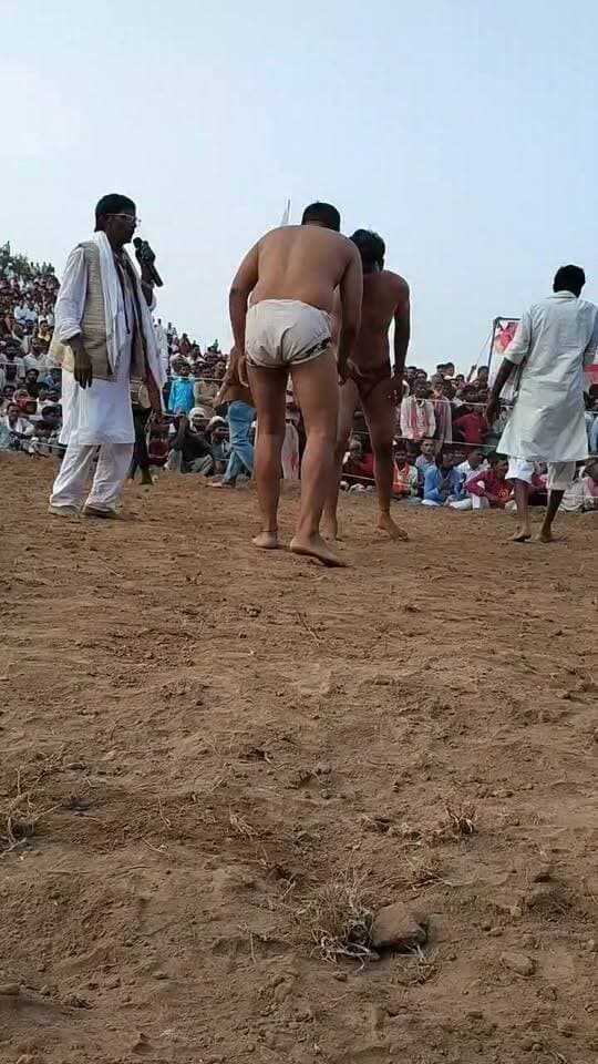 विराट इनामी महादंगल में देवेंद्रनगर के रज्जन पहलवान का दमदार दांव
लखनऊ के रिंकू पहलवान को चित कर रज्जन पहलवान ने जीती बाजी, पिस्टा में कांग्रेस नेता भारत मिलन पांडे के आयोजन में हुआ रोमांचक मुकाबला