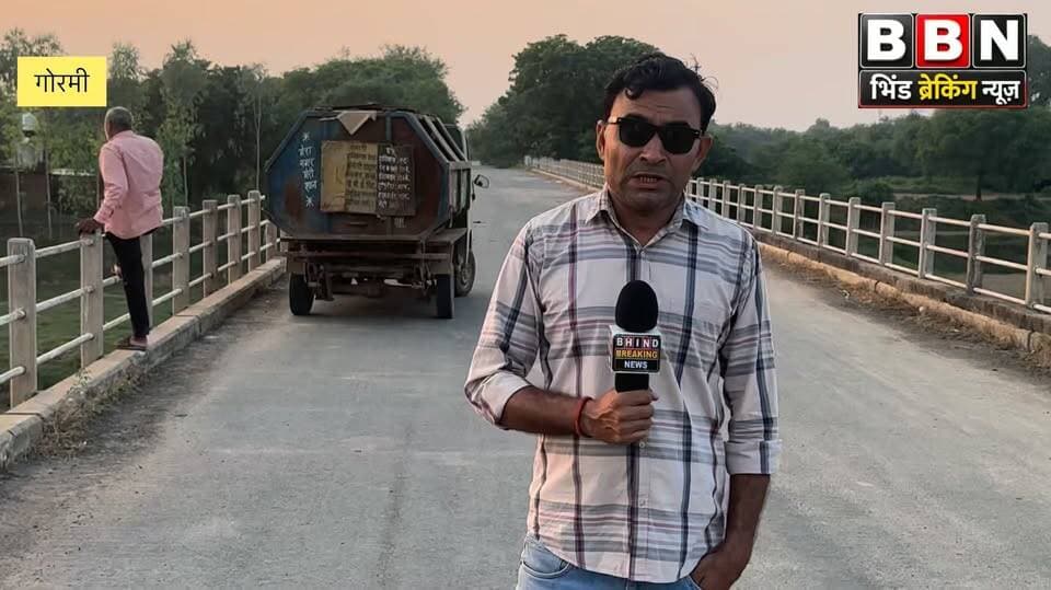 गोरमी में कुँवारी नदी किनारे शांतिपूर्ण तरीके से हुआ माता विसर्जन, प्रशासन की व्यवस्थाएं रहीं बेहतर
गोरमी। नवरात्रि के समापन पर गोरमी क्षेत्र में कुँवारी नदी स्थित बुधारा पुल के पास माता रानी की प्रतिमाओं का विसर्जन श्रद्धा और भक्तिभाव के साथ किया गया। विसर्जन के दौरान प्रशासन द्वारा नदी के किनारे जेसीबी मशीन की मदद से गड्ढा खुदवाकर प्रतिमाओं के विसर्जन की व्यवस्था की गई, ताकि नदी में सुरक्षित तरीके से विसर्जन कराया जा सके।