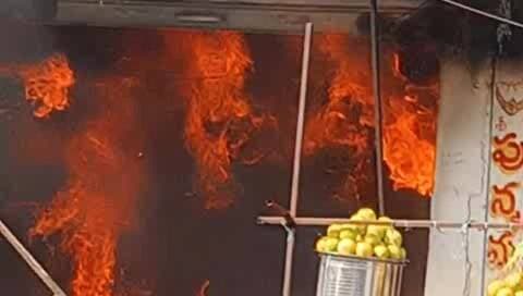 జమ్మికుంట: జమ్మికుంట విజయలక్ష్మీ జువెలరీలో అగ్నిప్రమాదం: షార్ట్ సర్క్యూట్ కారణమని అనుమానం