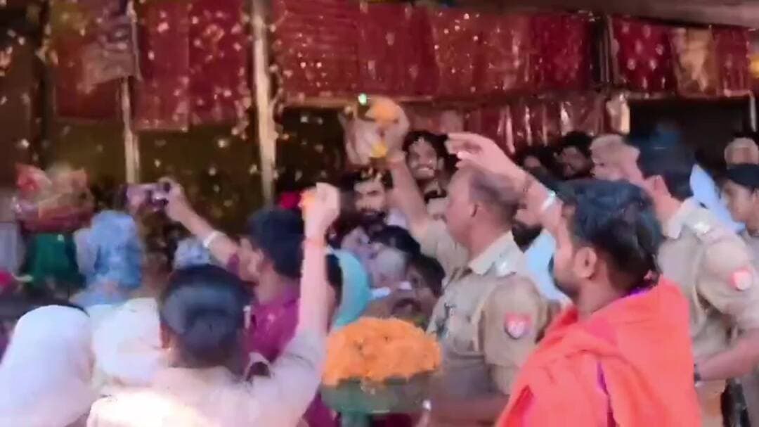 बेहट: नवरात्रि में सहारनपुर पुलिस का भक्तिमय स्वागत, श्रद्धालुओं पर की पुष्पवर्षा
