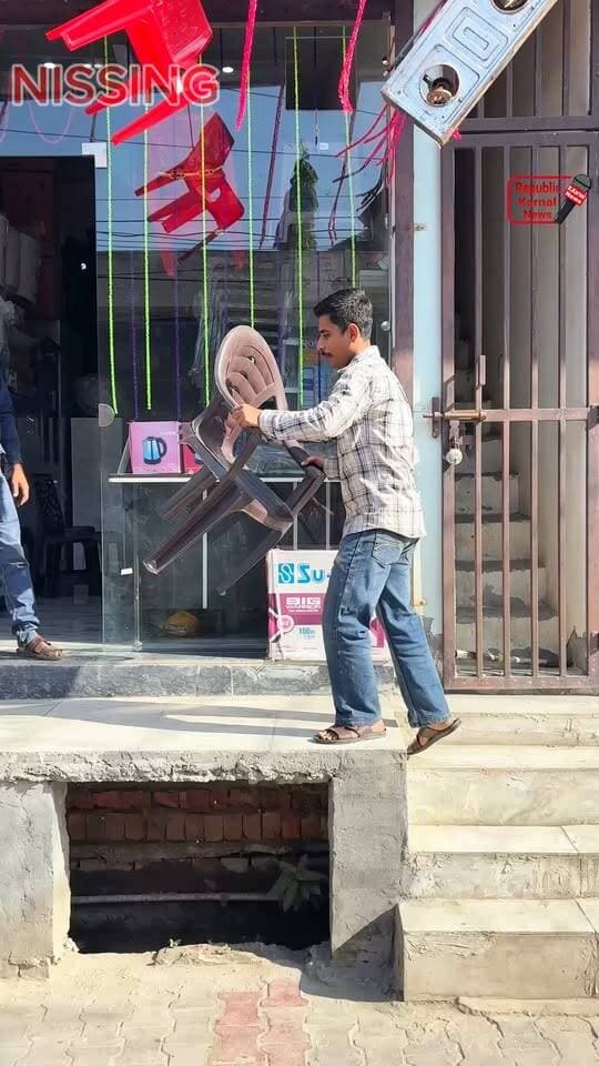 गिफ्ट ही गिफ्ट 👉R.S फर्नीचर हाउस त्योहारों के मौसम में लेकर आए अपने ग्राहकों के लिए भारी डिस्काउंट और गिफ्ट ही गिफ्ट। जल्दी से आए और सबसे पहले पाए। संपर्क करें-:82952-84449,,9034971109,,पता👉 बड़े स्कूल वाली गली निसिंग