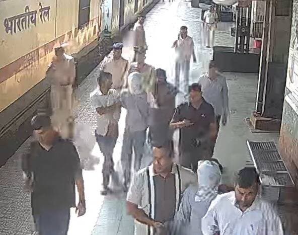 मुंबई फायरिंग मामले में RPF कोटा की त्वरित कार्रवाई, ट्रेन से तीन संदिग्ध गिरफ्तार
मुंबई क्राइम ब्रांच से सुबह 9:30 बजे मिली सूचना, RPF ने तत्काल टीम गठित कर कोटा स्टेशन की घेराबंदी की
कोटा। मुंबई के जुहू इलाके में बॉलीवुड अभिनेता टाइगर श्रॉफ की गाड़ी पर कथित फायरिंग के मामले में रेलवे सुरक्षा बल (RPF) कोटा ने त्वरित कार्रवाई करते हुए कोटा शहर पुलिस के सहयोग से तीन संदिग्धों को गिरफ्तार किया है। इनमें एक नाबालिग भी शामिल है। तीनों को कोटा रेलवे स्टेशन पर गाड़ी संख्या 12939 पुणे–जयपुर एक्सप्रेस के जनरल कोच से पकड़ा गया। इस पूरी कार्रवाई में RPF की सक्रियता और त्वरित सूचना पर की गई घेराबंदी अहम रही।
वरिष्ठ मंडल वाणिज्य प्रबंधक सौरभ जैन ने बताया कि 19 अक्टूबर को सुबह 9:30 बजे मुंबई क्राइम ब्रांच के पुलिस उपायुक्त (DCP) से RPF कोटा को संदिग्धों के ट्रेन से यात्रा करने की सूचना मिली। सूचना मिलते ही RPF ने तत्काल कार्रवाई करते हुए सादे कपड़ों में विशेष टीम गठित की। इसके बाद कोटा शहर पुलिस के साथ समन्वय स्थापित कर रेलवे स्टेशन के सभी निकास मार्गों पर निगरानी और सुरक्षा व्यवस्था सुनिश्चित की गई।
सुबह 10:16 बजे गाड़ी संख्या 12939 पुणे–जयपुर एक्सप्रेस कोटा स्टेशन के प्लेटफॉर्म नंबर-1 पर पहुंची। ट्रेन के आते ही RPF और पुलिस की संयुक्त टीम ने प्लेटफॉर्म तथा दूसरी ओर से ट्रेन की घेराबंदी कर दी। इसके बाद टीम ने जनरल कोच में प्रवेश कर सघन तलाशी अभियान चलाया। पहले से प्राप्त तकनीकी सूचनाओं के आधार पर तीनों संदिग्धों की पहचान कर उन्हें हिरासत में ले लिया गया।
कार्रवाई के दौरान RPF की टीम ने यात्रियों की सुरक्षा को भी प्राथमिकता दी। वाणिज्य विभाग और टिकट चेकिंग स्टाफ ने यात्रियों को तलाशी एवं सुरक्षा कार्रवाई वाले क्षेत्र से सुरक्षित दूरी पर रखा। साथ ही अनावश्यक आवाजाही को नियंत्रित करने में सहयोग किया, जिससे किसी भी अप्रिय घटना की आशंका से बचा जा सके। RPF, कोटा शहर पुलिस और रेलवे के वाणिज्य विभाग के आपसी समन्वय से पूरी कार्रवाई व्यवस्थित एवं सुरक्षित ढंग से संपन्न हुई।
पकड़े गए संदिग्धों की पहचान हरियाणा के सोनीपत निवासी रेहान उर्फ सुक्का (18 वर्ष) तथा बिहार निवासी और वर्तमान में मुंबई के अंधेरी वेस्ट में रहने वाले ऋत्विक कुर्मी उर्फ रोशन फाइटर (22 वर्ष) के रूप में हुई है। तीसरा संदिग्ध नाबालिग है, जिसकी पहचान कानूनी प्रावधानों के अनुसार गोपनीय रखी गई है।
यह संयुक्त कार्रवाई पुलिस अधीक्षक कोटा शहर, वरिष्ठ मंडल सुरक्षा आयुक्त RPF कोटा, सहायक सुरक्षा आयुक्त-द्वितीय और संबंधित वरिष्ठ अधिकारियों के पर्यवेक्षण में की गई। RPF की टीम में निरीक्षक सी.एस. डावर, उपनिरीक्षक सुमित रघुवंशी एवं कप्तान सिंह तथा आरक्षक सीताराम, हरमुख मीणा और राकेश कुमार शामिल रहे।
प्रारंभिक पूछताछ के बाद मुंबई पुलिस एवं संबंधित जांच एजेंसी को सूचित कर दिया गया है। मामले में आगे की कानूनी कार्रवाई और संदिग्धों की कथित संलिप्तता की जांच संबंधित एजेंसियों द्वारा की जा रही है।
RPF कोटा की त्वरित सक्रियता, सुनियोजित घेराबंदी और कोटा शहर पुलिस के साथ प्रभावी समन्वय के चलते तीनों संदिग्धों को ट्रेन से आगे रवाना होने से पहले ही पकड़ लिया गया। इस कार्रवाई में RPF ने संदिग्धों को हिरासत में लेने के साथ यात्रियों की सुरक्षा और रेलवे स्टेशन पर व्यवस्था बनाए रखने पर भी विशेष ध्यान दिया।
वरिष्ठ मंडल वाणिज्य प्रबंधक एवं जनसंपर्क अधिकारी, कोटा द्वारा जारी जानकारी के अनुसार, मुंबई क्राइम ब्रांच से मिली सूचना पर RPF कोटा की टीम ने तत्काल कार्रवाई करते हुए पूरे अभियान को अंजाम दिया।