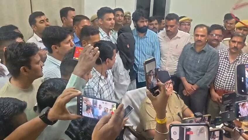 कोटा पुलिस का बड़ा खुलासा! टाइगर श्रॉफ पर हवाई फायरिंग करने वाले आरोपी विदेश भागने की फिराक में थे। पुलिस अधीक्षक कोटा शहर की प्रेस कॉन्फ्रेंस में मामले से जुड़े अहम खुलासे। देखिए पूरी खबर।