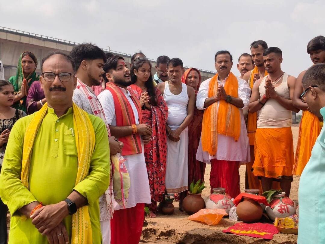 बारुण में शारदीय नवरात्र की धूम, विभिन्न स्थानों से निकली कलश यात्रा; भक्तों में दिखा उत्साह।
बारुण (औरंगाबाद)। प्रखंड क्षेत्र में शारदीय नवरात्र को लेकर भक्तों में काफी उत्साह और उल्लास देखने को मिल रहा है। मां दुर्गा की आराधना से पूरा क्षेत्र भक्तिमय माहौल में सराबोर हो गया है। नवरात्र के अवसर पर बारुण के विभिन्न स्थानों से श्रद्धालुओं द्वारा भव्य कलश यात्रा निकाली गई। कलश यात्रा में बड़ी संख्या में महिला, पुरुष और युवाओं ने उत्साहपूर्वक भाग लिया।
कलश यात्रा के दौरान श्रद्धालु पूरे भक्तिभाव के साथ मां दुर्गा के जयकारे लगाते हुए आगे बढ़े। इससे क्षेत्र का माहौल भक्तिमय हो गया। जगह-जगह श्रद्धालुओं की भीड़ देखने को मिली। नवरात्र को लेकर पूजा समितियों द्वारा भी तैयारियां की गई हैं। विभिन्न पूजा पंडालों में मां दुर्गा की प्रतिमा स्थापित करने और पूजा-अर्चना की व्यवस्था की जा रही है।
नवरात्र के दौरान श्रद्धालु मां दुर्गा के नौ स्वरूपों की पूजा-अर्चना कर परिवार की सुख-समृद्धि और क्षेत्र की खुशहाली की कामना कर रहे हैं। मंदिरों और पूजा स्थलों पर सुबह-शाम पूजा-पाठ तथा आरती का आयोजन किया जा रहा है।