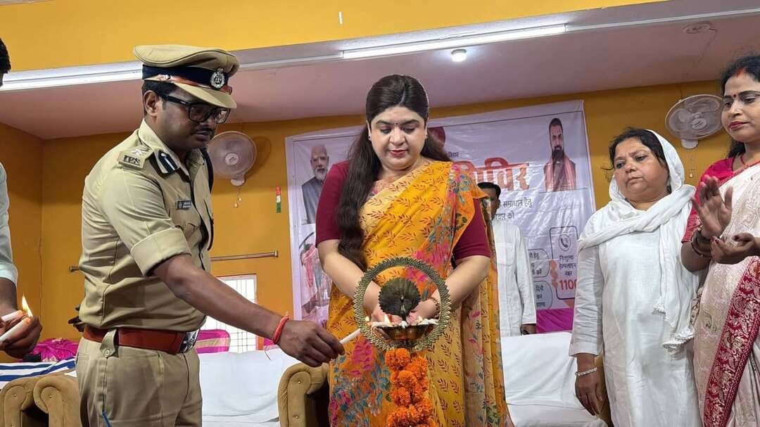 बारुण पहुंचे डीएम व एसपी, लोगों की सुनी समस्याएं, 103 में 99 मामलों का मौके पर निष्पादन। #aaptaknewspoint1 #aurangabad #barun #BiharNews #dm #sp
बारुण। प्रखंड क्षेत्र के केशव हाई स्कूल परिसर में मंगलवार को ‘सहयोग शिविर’ सह ‘सेवा सेतु शिविर—सरकार आपके द्वार’ का आयोजन किया गया। शिविर में जिला पदाधिकारी श्रीमती अभिलाषा शर्मा एवं पुलिस अधीक्षक श्री उपेंद्रनाथ वर्मा ने संयुक्त रूप से अध्यक्षता की। कार्यक्रम में बड़ी संख्या में ग्रामीण और आम लोग पहुंचे तथा अपनी विभिन्न समस्याओं और शिकायतों को अधिकारियों के समक्ष रखा।
कार्यक्रम का शुभारंभ राष्ट्रगान एवं दीप प्रज्ज्वलन के साथ हुआ। इसके बाद जिला पदाधिकारी और पुलिस अधीक्षक ने शिविर में पहुंचे लोगों से सीधे संवाद करते हुए उनकी समस्याएं सुनीं। विभिन्न विभागों से संबंधित मामलों को लेकर लोगों द्वारा आवेदन भी दिए गए। शिविर में कुल 103 आवेदन प्राप्त हुए, जिनमें से 99 मामलों का ऑन-द-स्पॉट निष्पादन कर दिया गया। शेष चार मामलों के त्वरित निष्पादन के लिए संबंधित विभागों के अधिकारियों को आवश्यक दिशा-निर्देश दिए गए।
जिला पदाधिकारी श्रीमती अभिलाषा शर्मा ने अधिकारियों को निर्देश दिया कि जनसमस्याओं के समाधान में किसी प्रकार की लापरवाही नहीं होनी चाहिए। उन्होंने कहा कि आम लोगों को सरकारी योजनाओं और प्रशासनिक सेवाओं का लाभ समय पर उपलब्ध कराना प्रशासन की प्राथमिकता है। उन्होंने अधिकारियों से प्राप्त आवेदनों पर गंभीरता से कार्रवाई करने और लंबित मामलों का शीघ्र निष्पादन सुनिश्चित करने को कहा।
पुलिस अधीक्षक श्री उपेंद्रनाथ वर्मा ने भी शिविर में लोगों की समस्याएं सुनीं। पुलिस से संबंधित शिकायतों को लेकर संबंधित पदाधिकारियों को आवश्यक कार्रवाई करने के निर्देश दिए गए। अधिकारियों ने लोगों को उनकी समस्याओं के समाधान के लिए उचित प्रक्रिया की जानकारी भी दी।
‘सरकार आपके द्वार’ कार्यक्रम के माध्यम से प्रशासन ने आम लोगों तक पहुंचकर उनकी समस्याओं का स्थानीय स्तर पर समाधान करने का प्रयास किया। शिविर में बड़ी संख्या में लोगों की मौजूदगी से प्रशासन और जनता के बीच सीधा संवाद स्थापित हुआ।
मौके पर 99 मामलों का तत्काल निष्पादन होने से संबंधित आवेदकों को राहत मिली। वहीं, शेष मामलों के शीघ्र समाधान के लिए अधिकारियों को निर्देश दिए जाने से लोगों को जल्द कार्रवाई की उम्मीद है। प्रशासन की इस पहल का उद्देश्य सरकारी सेवाओं को आम जनता के लिए अधिक सुलभ बनाना और समस्याओं का त्वरित समाधान सुनिश्चित करना है।
