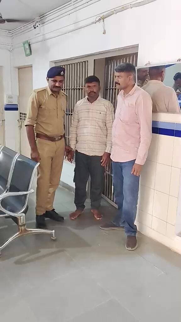 ગઢડા: બોટાદ: ગઢડા પોલીસની મોટી સફળતા, 2 વર્ષથી ફરાર આરોપી ઝડપાયો
