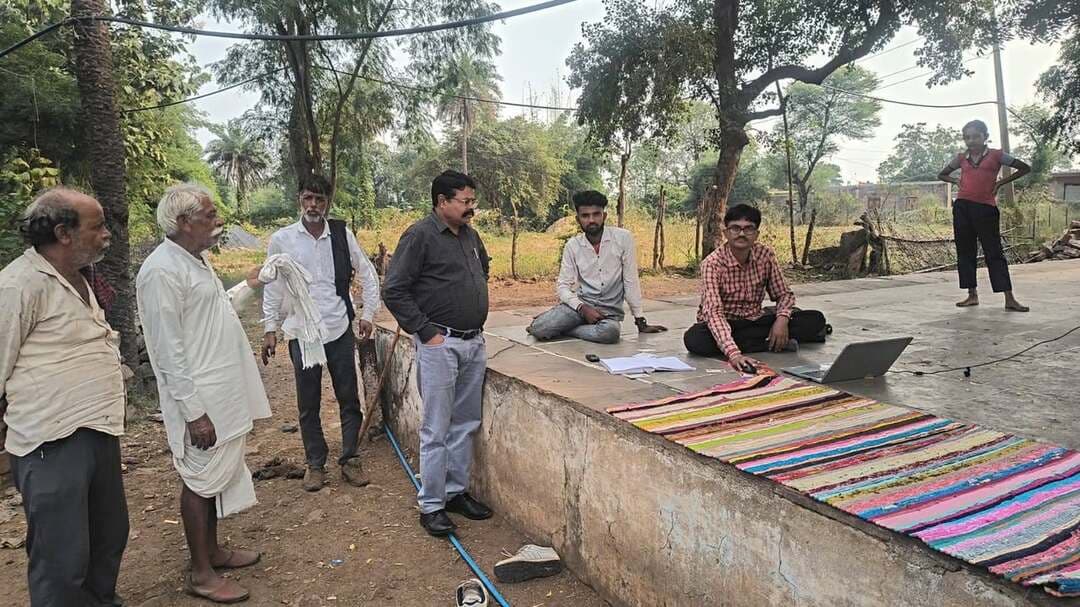 कलेक्टर एवं जिला मजिस्ट्रेट श्री Arpit Verma IAS के निर्देशानुसार आज एसडीएम कोलारस श्री शिवदयाल धाकड़ द्वारा ग्राम विजयपुरा एवं ग्राम झाड़ेल में पहुँचकर स्वामित्व योजना के अंतर्गत चल रहे e-KYC एवं स्वामित्व पंजीयन कार्यों का जायजा लिया गया।
इस दौरान उन्होंने ग्रामीणों से चर्चा की। राजस्व अमले को सभी पात्र ग्रामीणों का e-KYC व पंजीयन कार्य समय-सीमा में पूर्ण करने के निर्देश दिए। साथ ही ग्राम झाड़ेल में शासकीय उचित मूल्य दुकान का निरीक्षण कर खाद्यान्न वितरण व्यवस्था का जायजा लिया तथा पात्र हितग्राहियों को पारदर्शी एवं समय पर राशन वितरण सुनिश्चित करने के निर्देश दिए।
CM Madhya Pradesh
Jansampark Madhya Pradesh
Department Of Revenue, Madhya Pradesh
#Shivpuri