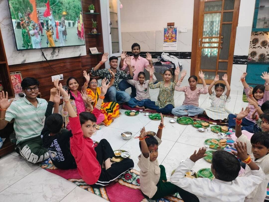 केलाखेड़ा में हर्षोल्लास के साथ मनाई गई श्री रामनवमी, कन्या पूजन कर लिया माता रानी का आशीर्वाद
मंदिरों और कॉलोनियों में हुए धार्मिक आयोजन, कन्याओं को भोजन कराकर उपहार व दक्षिणा देकर किया विदा
केलाखेड़ा, 19 अक्टूबर।
केलाखेड़ा नगर और आसपास के ग्रामीण क्षेत्रों में शारदीय नवरात्र के अवसर पर श्री रामनवमी का पर्व हर्षोल्लास और धूमधाम के साथ मनाया गया। इस अवसर पर श्रद्धालुओं ने मां दुर्गा की पूजा-अर्चना कर कन्या पूजन किया। कन्याओं को विधि-विधान से भोजन कराकर तिलक लगाया गया तथा उपहार और दक्षिणा देकर विदा किया गया। कई स्थानों पर हवन-यज्ञ भी आयोजित किए गए। इसके बाद श्रद्धालुओं ने अपने व्रत का पारण किया।
जानकारी के अनुसार, नगर स्थित दुर्गा माता मंदिर में शारदीय नवरात्र के तहत विशेष पूजा-अर्चना की गई। वहीं, गणेशपुर की पुलिया के पास स्थित वृंदा कॉलोनी में भी श्री रामनवमी के अवसर पर कन्या पूजन और मां दुर्गा की आराधना की गई। श्रद्धालुओं ने कन्याओं को भोजन कराकर उनका तिलक किया और उपहार व दक्षिणा भेंट कर सुख-समृद्धि की कामना की।
ग्रामीण क्षेत्रों में भी रही पर्व की धूम
केलाखेड़ा के अलावा रामनगर, गणेशपुर, लंकुरा, टांडा आजम, सरकड़ी और विधि का मझरा सहित आसपास के ग्रामीण क्षेत्रों में भी श्री रामनवमी का पर्व श्रद्धा और उत्साह के साथ मनाया गया। मंदिरों और घरों में धार्मिक अनुष्ठान हुए तथा श्रद्धालुओं ने माता रानी से परिवार की सुख-शांति और खुशहाली की प्रार्थना की।
ये लोग रहे मौजूद
इस अवसर पर कांता यादव, दीक्षांत यादव, अक्षित यादव, अग्रिमा यादव, अंकित गुप्ता, काव्या पांडेय, अजय कालड़ा, राहुल सक्सेना, ट्विंकल गुप्ता, नेहा, हरगुण, रुचिका, रिया, अभिजोत, वंश, युग, हरीश मेहर, योगिता मेहर, नीतू सक्सेना और अंश सहित अन्य श्रद्धालु मौजूद रहे।
नवरात्र के समापन पर क्षेत्र में धार्मिक उल्लास और भक्तिमय माहौल देखने को मिला। श्रद्धालुओं ने मां दुर्गा के जयकारे लगाते हुए सुख-समृद्धि और मंगलमय जीवन की कामना की।