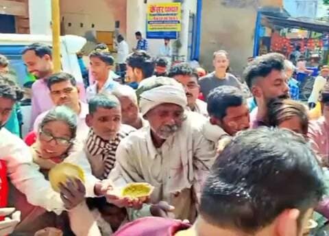 बिल्हौर: कानपुर में दुर्गा पूजा महोत्सव पर कन्याभोज और भंडारा आयोजित
