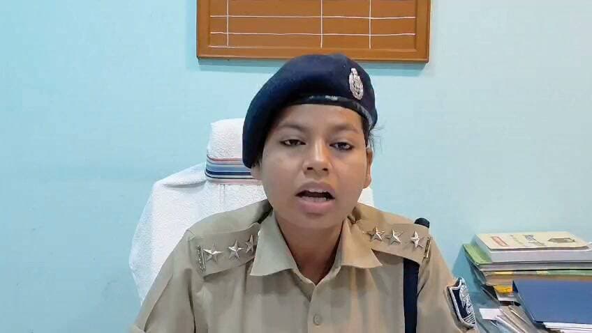 अटल पथ पर तेज रफ्तार काली स्कॉर्पियो पलटी, 2 की मौत, 6 घायल
*एंकर -* राजधानी पटना के अटल पथ पर तेज रफ्तार का कहर देखने को मिला है, जहाँ एक अनियंत्रित स्कॉर्पियो के पलटने से 2 लोगों की मौत हो गई जबकि 6 लोग घायल हो गए।
घटना 18 अक्टूबर की सुबह करीब साढ़े 11 बजे की है। काले रंग की स्कॉर्पियो नंबर बीआर 01 जेवाई 6754 आर ब्लॉक की तरफ से दीघा की ओर तेज रफ्तार में जा रही थी। महर्षि नगर रोड नंबर 3 के सामने अटल पथ पर गाड़ी अनियंत्रित होकर पलट गई। हादसे की चपेट में पैदल चल रहे 6 लोग घायल हो गए। सभी को पाटलिपुत्रा थाना सहयोग अस्पताल ले जाया गया, जहाँ से 2 गंभीर घायलों को पीएमसीएच रेफर किया गया। इलाज के दौरान 2 लोगों की मौत हो गई। पुलिस ने गाड़ी को जब्त कर लिया है।
*बाइट - सुश्री सुषमा सागर, विधि-व्यवस्था-02, पटना*