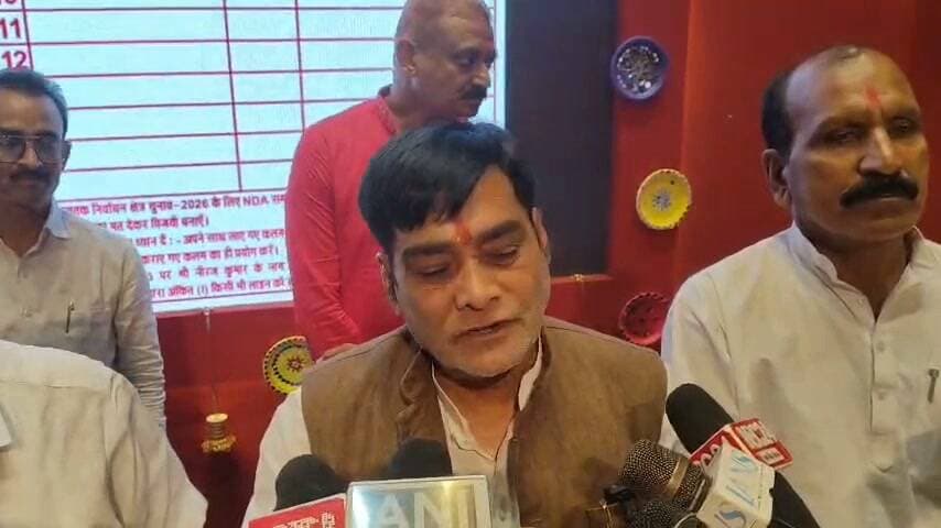 पटना स्नातक निर्वाचन क्षेत्र से एनडीए समर्थित प्रत्याशी नीरज कुमार के समर्थन में रविवार को सगुना मोड़ स्थित जदयू प्रदेश महासचिव विनोद कुमार सिंह के सभागार में एनडीए कार्यकर्ताओं की बैठक हुई। बैठक में बिहार सरकार के मंत्री एवं दानापुर विधायक रामकृपाल यादव ने कार्यकर्ताओं से एकजुट होकर गठबंधन प्रत्याशी नीरज कुमार को भारी मतों से विजयी बनाने की अपील की।
रामकृपाल यादव ने कहा कि इस चुनाव में धनबल नहीं चलेगा, क्योंकि मतदाता अब जागरूक हो चुके हैं और अपने विवेक से फैसला लेते हैं। उन्होंने कार्यकर्ताओं से गठबंधन प्रत्याशी के पक्ष में मजबूती से जुटने और मतदाताओं तक पहुंचकर समर्थन जुटाने का आह्वान किया।
जनबल और कार्यकर्ताओं की ताकत पर भरोसा
एनडीए समर्थित प्रत्याशी नीरज कुमार ने कहा कि किसी ने भी उनके चरित्र पर सवाल उठाने की हिम्मत नहीं की है। उन्होंने कहा कि किसी व्यक्ति का उत्थान और पतन दूसरे नेताओं के प्रभाव से नहीं, बल्कि उसके अपने कार्यों और आचरण से तय होता है।
इस दौरान नीरज कुमार ने मोकामा विधायक अनंत सिंह पर निशाना साधते हुए उन पर नैतिक पतन और राजनीति को अपराध के हवाले करने का आरोप लगाया। उन्होंने कहा कि एक तरफ धनबल और बाहुबल की ताकत है, तो दूसरी तरफ उनके पास जनबल और समर्पित कार्यकर्ताओं का समर्थन है। उन्हें भरोसा है कि कार्यकर्ताओं की मेहनत और मतदाताओं के विश्वास के दम पर जीत हासिल होगी।
उन्होंने कार्यकर्ताओं से कहा कि यदि उन्हें रामकृपाल यादव या उनसे कोई शिकायत है, तो खुलकर अपनी बात रखें। साथ ही उन्होंने सार्वजनिक जीवन में किसी के आचरण पर आपत्ति होने पर सामाजिक स्तर पर सवाल उठाने की बात कही।
23 अक्टूबर को एक-एक वोट दिलाने की अपील
जदयू के पटना महानगर अध्यक्ष राधेश्याम सिंह कुशवाहा और प्रदेश महासचिव विनोद कुमार सिंह ने कार्यकर्ताओं से 23 अक्टूबर को एनडीए प्रत्याशी के पक्ष में एक-एक वोट सुनिश्चित कराने की अपील की। गठबंधन नेताओं ने कहा कि यह शिक्षित और जागरूक मतदाताओं का चुनाव है, जिसमें अंतिम फैसला मतदाता अपने विवेक से करेंगे।
बैठक में बिहार के विकास और राज्य के वर्तमान स्वरूप को ध्यान में रखते हुए विधान परिषद चुनाव में मतदान करने की अपील भी की गई। नेताओं ने एनडीए की एकजुटता को जीत का आधार बताते हुए कार्यकर्ताओं से पूरी ताकत के साथ चुनावी अभियान में जुटने का आग्रह किया।
इस मौके पर जदयू प्रखंड अध्यक्ष मनोज कुमार, भाजपा नेता राजेश शर्मा, विजेंद्र कुमार, अवधेश सिंह, विनय मेहता, चंदन श्रीवास्तव, नीरज, रजनीश, प्रमोद, संदीप, दिनेश अशोक, जितेंद्र पटेल, बलराम और प्रेम प्रकाश समेत बड़ी संख्या में एनडीए कार्यकर्ता मौजूद रहे।