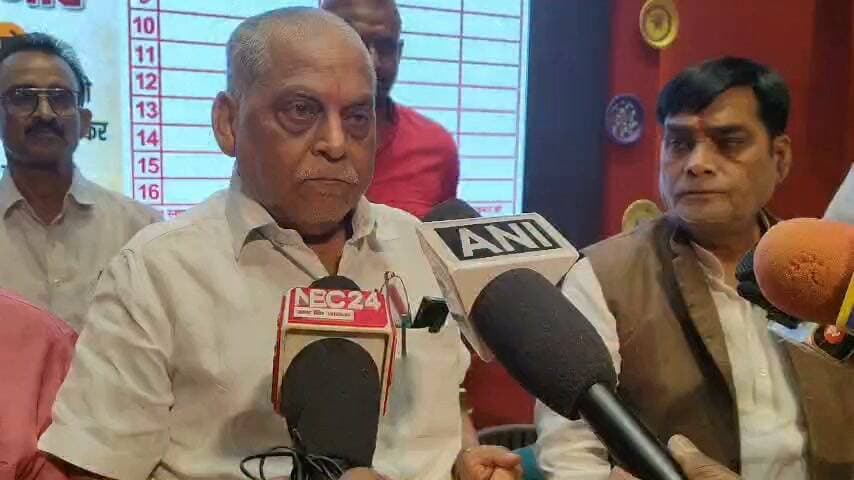 पटना स्नातक निर्वाचन क्षेत्र से एनडीए समर्थित प्रत्याशी नीरज कुमार के समर्थन में रविवार को सगुना मोड़ स्थित जदयू प्रदेश महासचिव विनोद कुमार सिंह के सभागार में एनडीए कार्यकर्ताओं की बैठक हुई। बैठक में बिहार सरकार के मंत्री एवं दानापुर विधायक रामकृपाल यादव ने कार्यकर्ताओं से एकजुट होकर गठबंधन प्रत्याशी नीरज कुमार को भारी मतों से विजयी बनाने की अपील की।
रामकृपाल यादव ने कहा कि इस चुनाव में धनबल नहीं चलेगा, क्योंकि मतदाता अब जागरूक हो चुके हैं और अपने विवेक से फैसला लेते हैं। उन्होंने कार्यकर्ताओं से गठबंधन प्रत्याशी के पक्ष में मजबूती से जुटने और मतदाताओं तक पहुंचकर समर्थन जुटाने का आह्वान किया।
जनबल और कार्यकर्ताओं की ताकत पर भरोसा
एनडीए समर्थित प्रत्याशी नीरज कुमार ने कहा कि किसी ने भी उनके चरित्र पर सवाल उठाने की हिम्मत नहीं की है। उन्होंने कहा कि किसी व्यक्ति का उत्थान और पतन दूसरे नेताओं के प्रभाव से नहीं, बल्कि उसके अपने कार्यों और आचरण से तय होता है।
इस दौरान नीरज कुमार ने मोकामा विधायक अनंत सिंह पर निशाना साधते हुए उन पर नैतिक पतन और राजनीति को अपराध के हवाले करने का आरोप लगाया। उन्होंने कहा कि एक तरफ धनबल और बाहुबल की ताकत है, तो दूसरी तरफ उनके पास जनबल और समर्पित कार्यकर्ताओं का समर्थन है। उन्हें भरोसा है कि कार्यकर्ताओं की मेहनत और मतदाताओं के विश्वास के दम पर जीत हासिल होगी।
उन्होंने कार्यकर्ताओं से कहा कि यदि उन्हें रामकृपाल यादव या उनसे कोई शिकायत है, तो खुलकर अपनी बात रखें। साथ ही उन्होंने सार्वजनिक जीवन में किसी के आचरण पर आपत्ति होने पर सामाजिक स्तर पर सवाल उठाने की बात कही।
23 अक्टूबर को एक-एक वोट दिलाने की अपील
जदयू के पटना महानगर अध्यक्ष राधेश्याम सिंह कुशवाहा और प्रदेश महासचिव विनोद कुमार सिंह ने कार्यकर्ताओं से 23 अक्टूबर को एनडीए प्रत्याशी के पक्ष में एक-एक वोट सुनिश्चित कराने की अपील की। गठबंधन नेताओं ने कहा कि यह शिक्षित और जागरूक मतदाताओं का चुनाव है, जिसमें अंतिम फैसला मतदाता अपने विवेक से करेंगे।
बैठक में बिहार के विकास और राज्य के वर्तमान स्वरूप को ध्यान में रखते हुए विधान परिषद चुनाव में मतदान करने की अपील भी की गई। नेताओं ने एनडीए की एकजुटता को जीत का आधार बताते हुए कार्यकर्ताओं से पूरी ताकत के साथ चुनावी अभियान में जुटने का आग्रह किया।
इस मौके पर जदयू प्रखंड अध्यक्ष मनोज कुमार, भाजपा नेता राजेश शर्मा, विजेंद्र कुमार, अवधेश सिंह, विनय मेहता, चंदन श्रीवास्तव, नीरज, रजनीश, प्रमोद, संदीप, दिनेश अशोक, जितेंद्र पटेल, बलराम और प्रेम प्रकाश समेत बड़ी संख्या में एनडीए कार्यकर्ता मौजूद रहे।