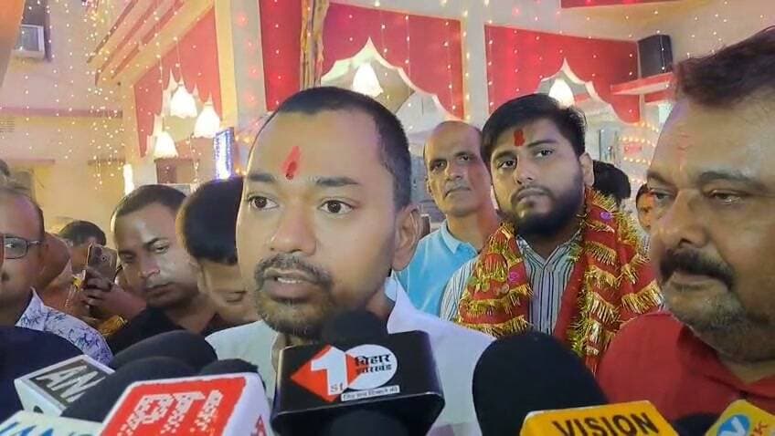 स्वास्थ्य मंत्री निशांत कुमार ने दी देशवासियों को त्योहारों की शुभकामनाएं, युवाओं से की भक्ति के मार्ग पर चलने की अपील*
बिहार के स्वास्थ्य मंत्री निशांत कुमार दुर्गा पूजा के मौके पर पूजा पंडाल में पहुंचे, जहां उन्होंने देशवासियों और बिहारवासियों को त्योहारों की शुभकामनाएं दीं। साथ ही उन्होंने हाल ही में हुई दुर्घटनाओं पर गहरा दुख व्यक्त किया।
मंत्री निशांत कुमार ने कहा कि माँ का आशीर्वाद सभी देशवासियों और बिहारवासियों पर बना रहे। उन्होंने बंगाल में पूजा पंडाल में हुई दुखद घटना पर शोक जताते हुए दिवंगत आत्माओं की शांति के लिए प्रार्थना की और घायलों के शीघ्र स्वास्थ्य लाभ की कामना की।
इस दौरान उन्होंने युवाओं से विशेष अपील करते हुए कहा कि वे ड्रग्स और हिंसा जैसी चीजों से दूर रहें और भक्ति के मार्ग पर चलें। उन्होंने कहा कि कलिकाल में युवा भटकाव से बचें और सकारात्मक दिशा में आगे बढ़ें।
*BYTE: निशांत कुमार, स्वास्थ्य मंत्री, बिहार*