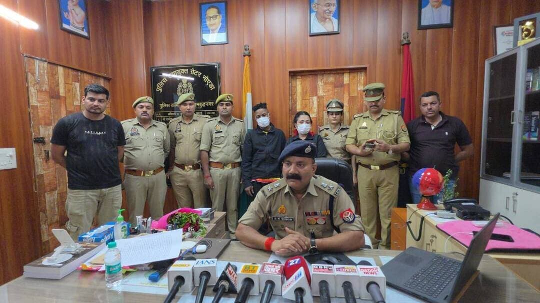 कमिश्नरेट गौतमबुद्धनगर पुलिस का सराहनीय कार्य।*
*थाना नॉलेज पार्क पुलिस व ANTF यूनिट आगरा जोन द्वारा संयुक्त रुप से कार्रवाई करते हुए 02 अभियुक्त (विदेशी नागरिक) गिरफ्तार, कब्जे से लगभग ₹1 करोड़ रुपये कीमत का 920 ग्राम मादक पदार्थ (MDMA) व तस्करी में प्रयुक्त स्कूटी बरामद।*
*कार्यवाही का विवरण-*
दिनांक 19.10.2026 को थाना नॉलेज पार्क पुलिस व ANTF यूनिट आगरा जोन द्वारा मैनुअल इंटेलिजेंस व गोपनीय सूचना के आधार पर संयुक्त रूप से कार्रवाई करते हुए 02 अभियुक्त (विदेशी नागरिक) 1- Usulor S/o Chukwuebuka, 2- Laylo Sharzay D/o Jurabekovna को मेट्रो स्टेशन नॉलेज पार्क-2 के पास से गिरफ्तार किया गया है। अभियुक्तों के कब्जे से 920 ग्राम मादक पदार्थ (MDMA) जिसकी अनुमानित कीमत ₹1 करोड़ रुपये तथा तस्करी में प्रयुक्त स्कूटी रजि0नं0-DL4SCQ1524 को बरामद किया गया है।
*पूछताछ का संक्षिप्त विवरण-*
पूछताछ के दौरान ज्ञात हुआ कि कलिस्टो नामक व्यक्ति एमडीएमए पाउडर तैयार करता है और अभियुक्त Usulor व अभियुक्ता Laylo Sharzay एमडीएमए (Methylenedioxymethamphetamine) के जरिये दिल्ली एनसीआर क्षेत्र में बिक्री करवाता है। शीघ्र ही कलिस्टो नामक व्यक्ति की गिरफ्तारी कर अग्रिम विधिक कार्यवाही की जायेगी।
*गिरफ्तार अभियुक्तों का विवरण-*
*1-* Usulor S/o Chukwuebuka, निवासी Ackroa, घाना (अफ्रीका ) वर्तमान पता तालाब लेन, महरौली, नई दिल्ली।
*2-* Laylo Sharzay D/o Jurabekovna, निवासी amiztemur Bukhara city, उज़्बेकिस्तान वर्तमान पता छतरपुर एन्क्लेव, फेज-2, छतरपुर, साउथ दिल्ली व ओमेक्स न्यू हजरतगंज, थाना हजरतगंज, लखनऊ।
*पंजीकृत अभियोग का विवरण-*
मु0अ0सं0 288/2026 धारा 8A(C)/22C/29/60 एनडीपीएस एक्ट, थाना नॉलेज पार्क, गौतमबुद्धनगर।
*बरामदगी का विवरण-*
*1-* 920 ग्राम मादक पदार्थ (MDMA) जिसकी अनुमानित कीमत ₹1 करोड़ रुपये
*2-* तस्करी में प्रयुक्त स्कूटी रजि0नं0-DL4SCQ1524
*मीडिया सेल*
*पुलिस कमिश्नरेट गौतमबुद्धनगर।*