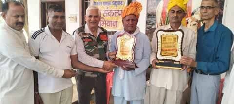 रेवाड़ी: जाटूसाना की गौशाला में सूबेदार बलबीर सिंह का सम्मान, छह गौशालाओं को 1.51 लाख रुपये की मदद