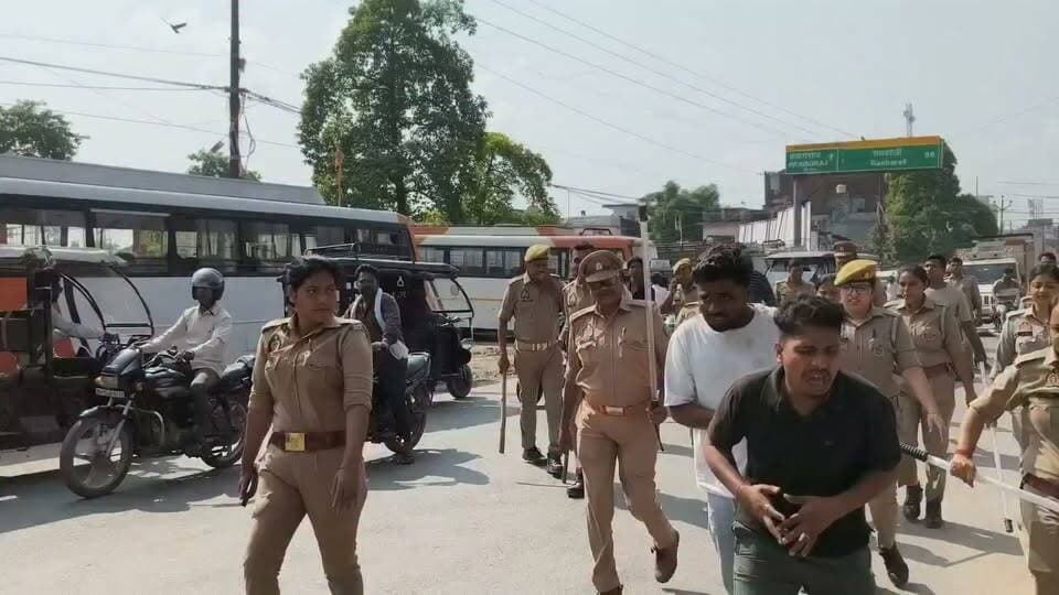 #प्रतापगढ़। भंगवा चुंगी में छात्रा से छेड़खानी का मामला, पुलिस चौकी के पास छात्रा से अभद्रता, शिकायत और CCTV फुटेज के आधार पर दो युवक गिरफ्तार!
प्रतापगढ़। जिले के भंगवा चुंगी चौराहे पर छात्रा से छेड़खानी के आरोप में पुलिस ने दो युवकों को गिरफ्तार किया है। बताया जा रहा है कि घटना पुलिस चौकी के पास हुई थी। शिकायत मिलने के बाद पुलिस ने CCTV फुटेज के आधार पर कार्रवाई की।
पुलिस अधीक्षक दीपक भूकर के निर्देशन में नगर कोतवाली प्रभारी सुभाष कुमार यादव के नेतृत्व में एंटी रोमियो टीम ने दोनों आरोपियों को गिरफ्तार किया।
कार्रवाई के दौरान पुलिस दोनों आरोपियों को भंगवा चुंगी चौराहे से नगर कोतवाली तक पैदल लेकर गई। घटना के बाद क्षेत्र में यह मामला चर्चा का विषय बना हुआ है।
प्रतापगढ़ के नगर कोतवाली के भगवां चुंगी कल शाम को लड़की के साथ छेड़खानी करने वाले मनचलों की पुलिस ने की पिटाई और निकली बारात।
#pratapgarh #pratapgarhnews #pratapgarhup72 Pratapgarh Police