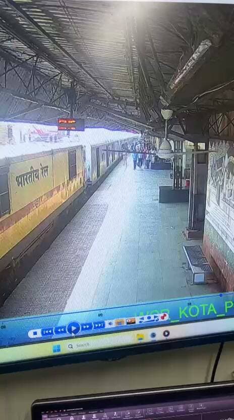 मुंबई फायरिंग मामले में RPF कोटा की त्वरित कार्रवाई, ट्रेन से तीन संदिग्ध गिरफ्तार
कोटा। बॉलीवुड अभिनेता टाइगर श्रॉफ की गाड़ी पर मुंबई के जुहू इलाके में कथित फायरिंग के मामले में रेलवे सुरक्षा बल (RPF) कोटा ने कोटा शहर पुलिस के सहयोग से तीन संदिग्धों को ट्रेन से पकड़ा है। इनमें एक नाबालिग भी शामिल है। मुंबई क्राइम ब्रांच से 19 अक्टूबर को सुबह 9:30 बजे सूचना मिलने पर RPF ने तत्काल विशेष टीम गठित कर कोटा रेलवे स्टेशन की घेराबंदी की। सुबह 10:16 बजे पुणे–जयपुर एक्सप्रेस के प्लेटफॉर्म नंबर-1 पर पहुंचते ही संयुक्त टीम ने जनरल कोच में तलाशी लेकर तीनों को हिरासत में लिया। कार्रवाई में RPF निरीक्षक सी.एस. डावर सहित टीम के अन्य सदस्य शामिल रहे। यात्रियों की सुरक्षा सुनिश्चित करते हुए कार्रवाई पूरी की गई। आगे की जांच मुंबई पुलिस कर रही है।