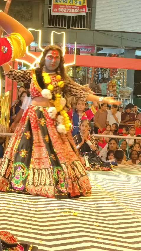 गरोठ। गरबा पांडाल में महाकाली के रौद्र रूप की प्रस्तुति देखकर श्रद्धालु हैरत में पड़ गए। गरोठ के गरबा पांडाल में शक्ति स्वरूपा महाकाली के रूप में कलाकार ने अपनी प्रभावशाली प्रस्तुति दी। महाकाली का रूप और अंदाज देखकर श्रद्धालु मंत्रमुग्ध हो गए। इस दौरान पांडाल में मौजूद लोगों ने पूरे दृश्य को अपने मोबाइल कैमरों में कैद किया। देखिए महाकाली के रौद्र रूप का यह वीडियो यशस्वी दुनिया पर।
