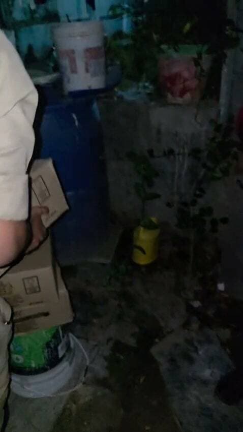 मंदसौर में अवैध शराब पर आबकारी विभाग का छापा, 202 बोतलें जब्त
मंदसौर में आबकारी विभाग ने अवैध शराब के खिलाफ कार्रवाई करते हुए कुल 202 बोतलें देशी शराब जब्त की हैं। किले के पास किराना दुकान से 52 बोतलें, जबकि गांधी चौराहे के पास 12 क्वार्टर आवास स्थित एक सूने मकान से 150 बोतलें बरामद की गईं। मामले में एक आरोपी के खिलाफ प्रकरण दर्ज किया गया है, वहीं दूसरे आरोपी की तलाश जारी