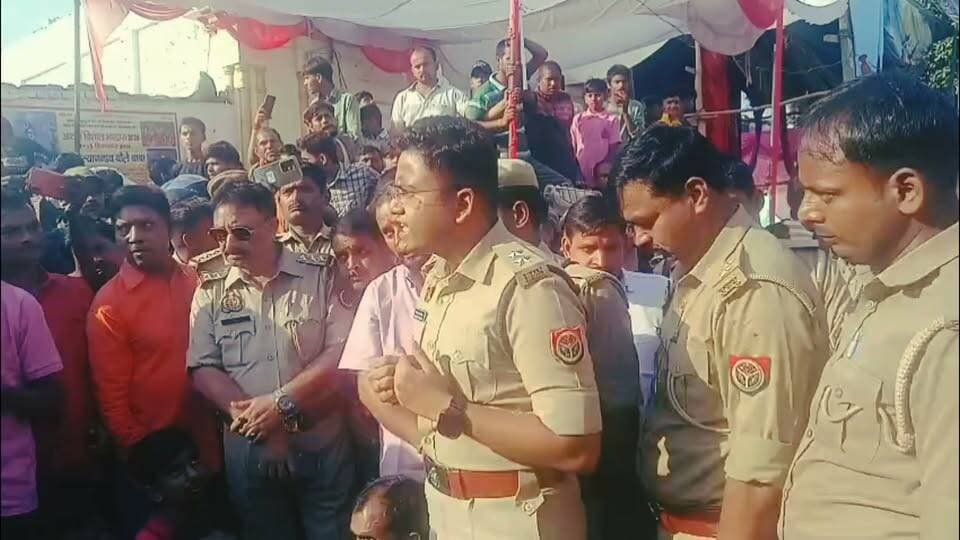 #Bahraich:- गंगवल में श्रद्धालुओं के ऊपर थाना अध्यक्ष दीपक सिंह की गलियों की बौछार, डीजे पर लात मारकर जेल भेजने की दे डाली धमकी,
देखिए थाना अध्यक्ष की गली और धमकी से नाराज होकर श्रद्धालुओं ने क्या कर डाली मांग,, UP Police Bahraich Police #bahraich #वीडियो #वायरल #facbookviralvideo