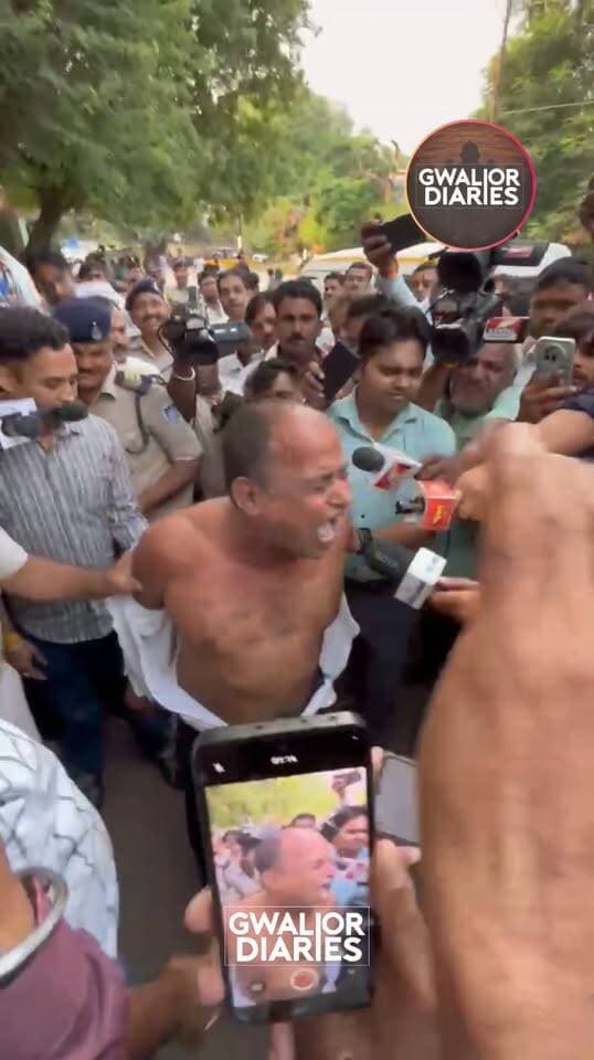 ग्वालियर ट्रॉमा सेंटर में मेडिकल कॉलेज के डीन को थप्पड़, CM की सुरक्षा के बीच हुई घटना...
ग्वालियर के ट्रॉमा सेंटर में मुख्यमंत्री डॉ. मोहन यादव के दौरे के दौरान सुरक्षा व्यवस्था के बीच हंगामे की घटना सामने आई है। जानकारी के मुताबिक, ग्वालियर मेडिकल कॉलेज के डीन डॉ. आरकेएस धाकड़ को एक युवक ने थप्पड़ मार दिया। युवक की पहचान मनोज के रूप में बताई गई है। घटना के बाद युवक को पुलिस के हवाले कर दिया गया। पुलिस उससे पूछताछ कर रही है और मामले में आगे की कार्रवाई में जुटी है।