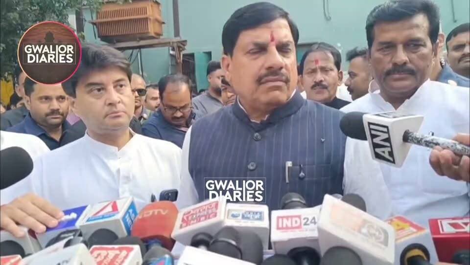 शीतला माता मंदिर हादसा: घायलों से मिले CM मोहन यादव, बोले— दोषियों पर होगी कठोर कार्रवाई...
ग्वालियर के शीतला माता मंदिर हादसे के बाद मुख्यमंत्री डॉ. मोहन यादव आज ट्रॉमा सेंटर पहुंचे और घायल श्रद्धालुओं का हाल जाना। इस दौरान केंद्रीय मंत्री ज्योतिरादित्य सिंधिया और सांसद भारत सिंह कुशवाह भी मौजूद रहे। मुख्यमंत्री ने घटना में हुई जनहानि को दुखद बताते हुए कहा कि घायलों को बेहतर से बेहतर इलाज उपलब्ध कराया जाएगा और जरूरत पड़ने पर गंभीर मरीजों के लिए एयर एंबुलेंस की मदद भी दी जाएगी। उन्होंने बताया कि जांच के निर्देश दिए जा चुके हैं और कार्रवाई भी की गई है। घायलों की स्थिति में सुधार की जानकारी देते हुए मुख्यमंत्री ने कहा कि गंभीर मरीजों पर विशेष निगरानी रखी जा रही है। उन्होंने स्पष्ट किया कि घटना के जिम्मेदार लोगों के खिलाफ कठोर कार्रवाई होगी और सरकार पीड़ित परिवारों के साथ खड़ी है।