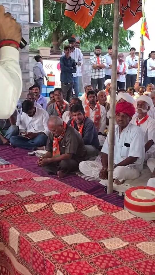 भाजपा के पक्ष में सैकड़ों लोग बालाराम मूंढ के लिए वार्ड संख्या 32 में