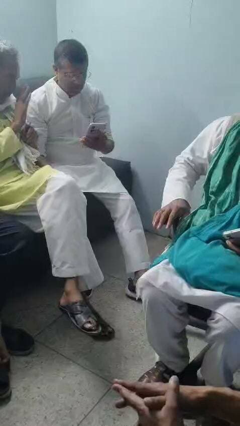 रिटायर कस्टम अधिकारी के हत्या मामले परिजनों से तेजस्वी यादव ने वीडियो कॉल से किये बात परिवार को दिए सान्तवना