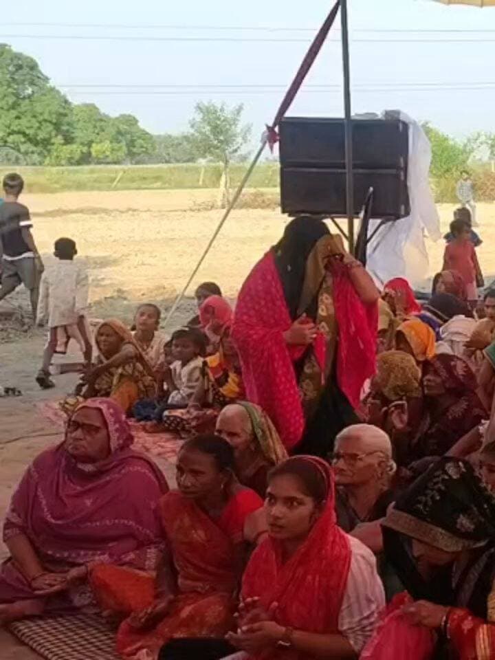🙏 श्रीमद्भागवत कथा में हुआ सुदामा चरित्र एवं परीक्षित मोक्ष का भावपूर्ण वर्णन, कल होगा विशाल भंडारा 🙏
📍 मां गंगा देवी मंदिर, भटौली, बिधूना, औरैया
श्रीमद्भागवत कथा की अमृत वर्षा के अंतर्गत आज राष्ट्रीय कथा व्यास सुनील शुक्ल जी महाराज (मृदुल जी) ने सुदामा चरित्र एवं परीक्षित मोक्ष की कथा का भावपूर्ण वर्णन किया। कथा सुनकर श्रद्धालु भक्तिभाव में डूब गए।
🌺 कल 20 अक्टूबर को विशाल भंडारे का आयोजन होगा। सभी श्रद्धालु सादर आमंत्रित हैं। आप सभी पहुंचकर प्रसाद ग्रहण करें और पुण्य लाभ प्राप्त करें।
🙏 राधे-राधे! जय श्रीकृष्ण! 🙏
❤️ पोस्ट को लाइक और शेयर करें तथा ऐसी ही धार्मिक एवं स्थानीय जानकारियों के लिए दिबियापुर द लीजेंड पेज को फॉलो करना न भूलें।
#श्रीमद्भागवत_कथा #सुनील_शुक्ल_महाराज #भटौली #बिधूना #DibiyapurTheLegend