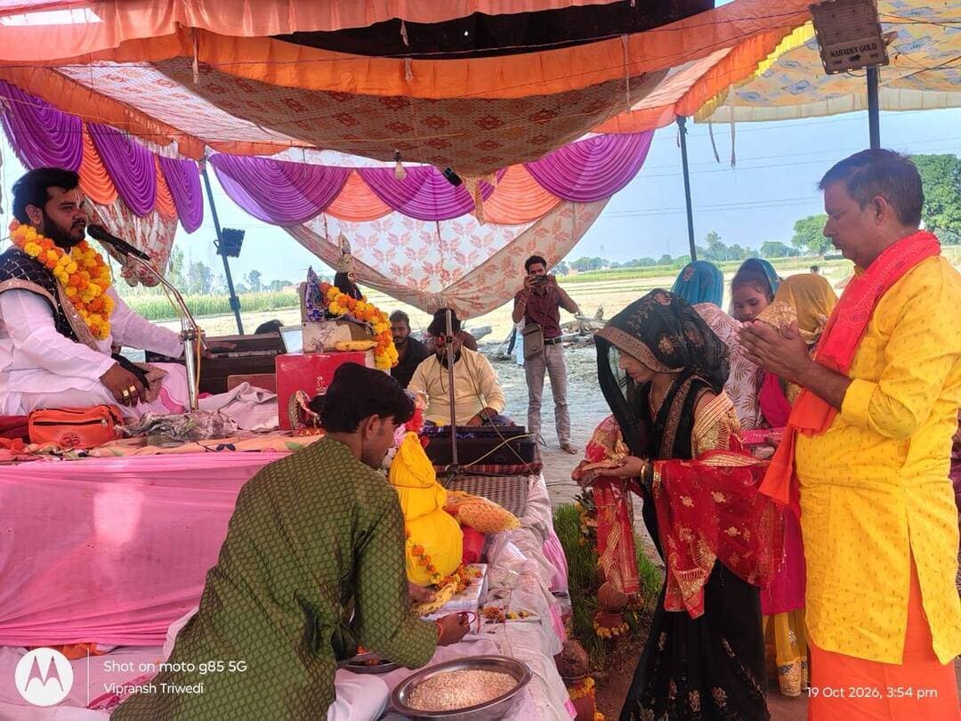 🙏 श्रीमद्भागवत कथा में हुआ सुदामा चरित्र एवं परीक्षित मोक्ष का भावपूर्ण वर्णन, कल होगा विशाल भंडारा 🙏
📍 मां गंगा देवी मंदिर, भटौली, बिधूना, औरैया
श्रीमद्भागवत कथा की अमृत वर्षा के अंतर्गत आज राष्ट्रीय कथा व्यास सुनील शुक्ल जी महाराज (मृदुल जी) ने सुदामा चरित्र एवं परीक्षित मोक्ष की कथा का भावपूर्ण वर्णन किया। कथा सुनकर श्रद्धालु भक्तिभाव में डूब गए।
🌺 कल 20 अक्टूबर को विशाल भंडारे का आयोजन होगा। सभी श्रद्धालु सादर आमंत्रित हैं। आप सभी पहुंचकर प्रसाद ग्रहण करें और पुण्य लाभ प्राप्त करें।
🙏 राधे-राधे! जय श्रीकृष्ण! 🙏
❤️ पोस्ट को लाइक और शेयर करें तथा ऐसी ही धार्मिक एवं स्थानीय जानकारियों के लिए दिबियापुर द लीजेंड पेज को फॉलो करना न भूलें।
#श्रीमद्भागवत_कथा #सुनील_शुक्ल_महाराज #भटौली #बिधूना #DibiyapurTheLegend