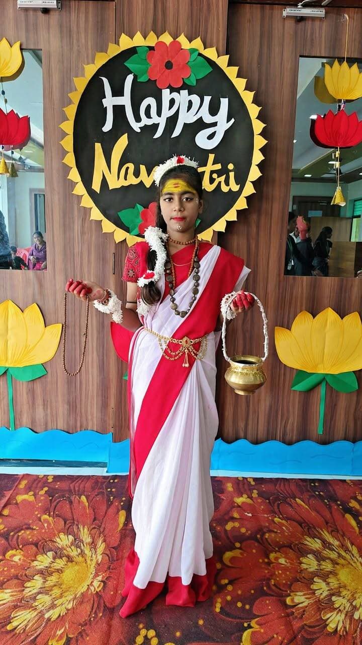 🌺 मदर्स प्राइड वर्ल्ड स्कूल में हर्षोल्लास के साथ मनाया गया नवरात्रि उत्सव, विद्यार्थियों की प्रस्तुतियों ने मोहा मन 🙏✨
📍 दिबियापुर, औरैया।
मदर्स प्राइड वर्ल्ड स्कूल, दिबियापुर में नवरात्रि के पावन अवसर पर धार्मिक एवं सांस्कृतिक कार्यक्रमों का भव्य आयोजन किया गया। कार्यक्रम का शुभारंभ विद्यालय के चेयरमैन श्री शिवपाल सिंह जी एवं मैनेजिंग डायरेक्टर श्री हिमांशु यादव जी ने दीप प्रज्वलित कर किया।
🌸 रावण-अंगद संवाद से लेकर महिषासुर वध तक दिखी भारतीय संस्कृति की झलक!
इस अवसर पर विद्यार्थियों ने नवरात्रि पूजन, रावण-अंगद संवाद, महिषासुर वध, राम-सीता दरबार, डांडिया एवं गरबा की मनमोहक प्रस्तुतियां देकर सभी का मन मोह लिया। इन प्रस्तुतियों से विद्यालय परिसर भक्तिमय एवं उत्साहपूर्ण वातावरण से सराबोर हो गया।
🎭 बुराई पर अच्छाई की विजय का दिया संदेश
रावण-अंगद संवाद और महिषासुर वध के माध्यम से विद्यार्थियों ने बुराई पर अच्छाई की जीत, अहंकार के त्याग और सत्य के मार्ग पर चलने का संदेश दिया। वहीं, राम-सीता दरबार एवं नवरात्रि पूजन से मर्यादा, आदर्श जीवन और श्रद्धा के महत्व को दर्शाया गया। डांडिया एवं गरबा ने भारतीय लोककला और सांस्कृतिक विरासत की सुंदर झलक प्रस्तुत की।
विद्यालय के चेयरमैन श्री शिवपाल सिंह जी एवं मैनेजिंग डायरेक्टर श्री हिमांशु यादव जी ने ऐसे आयोजनों को विद्यार्थियों के सर्वांगीण विकास के लिए महत्वपूर्ण बताते हुए कहा कि सांस्कृतिक गतिविधियां बच्चों में आत्मविश्वास, रचनात्मकता, नैतिक चेतना और अपनी संस्कृति के प्रति सम्मान विकसित करती हैं।
कार्यक्रम में विद्यालय के समस्त शिक्षक-शिक्षिकाओं एवं कर्मचारियों की गरिमामयी उपस्थिति रही।
🙏 जय माता दी! 🌺
❤️ पोस्ट को लाइक और शेयर करें तथा दिबियापुर द लीजेंड पेज को फॉलो करना न भूलें। अपने क्षेत्र की हर खास जानकारी के लिए हमारे साथ जुड़े रहें।
#MothersPrideWorldSchool #दिबियापुर #नवरात्रि_उत्सव #औरैया #DibiyapurTheLegend