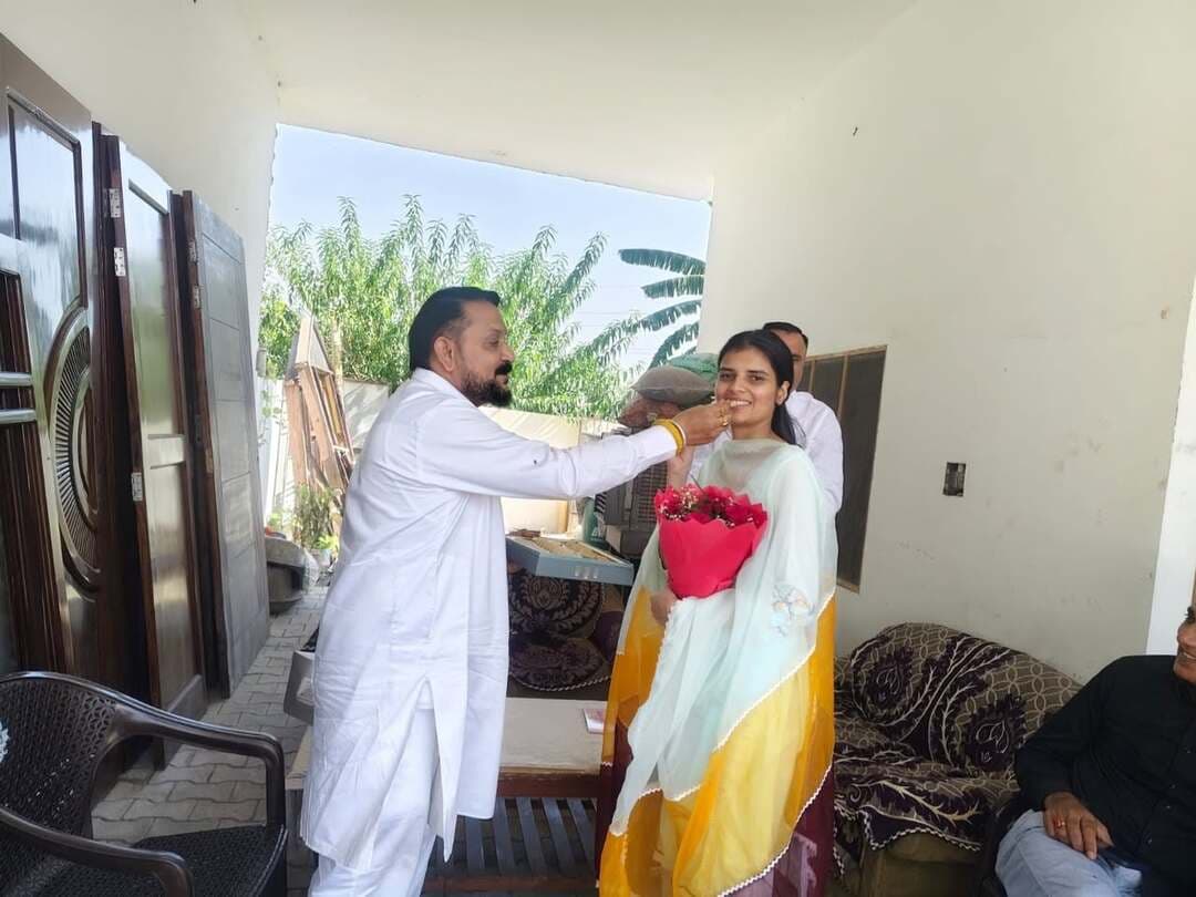 HCS परीक्षा उत्तीर्ण कर DSP बनीं अश्विनी चौहान, कांग्रेस नेता विक्रम सैनी ने घर पहुंचकर दी बधाई
यमुनानगर (राष्ट्रीय कदम न्यूज़): हरियाणा के यमुनानगर जिले के रादौर क्षेत्र के गांव पालेवाला निवासी किसान श्री प्रमोद राणा की सुपुत्री अश्विनी चौहान ने HCS परीक्षा उत्तीर्ण कर DSP पद प्राप्त किया है। अपनी कड़ी मेहनत, अटूट लगन और दृढ़ संकल्प के बल पर हासिल की गई इस शानदार सफलता से अश्विनी चौहान ने अपने परिवार, गांव और पूरे क्षेत्र का नाम रोशन किया है।
अश्विनी चौहान की इस गौरवपूर्ण उपलब्धि पर कांग्रेस नेता विक्रम सैनी उन्हें हार्दिक बधाई देने पहुंचे। इस दौरान उन्होंने अश्विनी चौहान को पुष्पगुच्छ भेंट किया और मिठाई खिलाकर उनकी सफलता की खुशी साझा की। उन्होंने इस उपलब्धि को क्षेत्र के लिए गर्व का विषय बताया।
अश्विनी चौहान की सफलता ने साबित कर दिया है कि मेहनत, लगन और मजबूत इच्छाशक्ति के दम पर किसी भी लक्ष्य को हासिल किया जा सकता है। किसान परिवार से आने वाली अश्विनी की यह उपलब्धि क्षेत्र की अन्य बेटियों के लिए भी प्रेरणास्रोत है। उनकी सफलता से परिवार और गांव में खुशी का माहौल है।