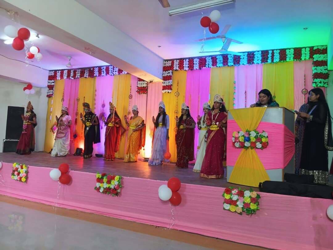 एसडी इंस्टीटूट आफ मैनेजमेंट एंड टेक्नालाजी जगाधरी परिसर में सोमवार को आयोजित डांडिया प्रतियोगिता के अवसर पर बच्चों को संबोधित करते हुए इंस्टीटूट की निर्देशिका डॉ. शैली गुप्ता ने यह बातें कही की मां दुर्गा शक्ति की देवी है। शारदीय नवरात्र के अवसर पर हमें इस महाशक्ति का परचम पूरी दुनिया में लहरा कर लोगों के दिल में बसे महिषासुर नामक बुराई को समाप्त करना है। उन्होंने बताया कि ऐसा माना जाता है कि गरबा नृत्य मां दुर्गा को काफी पसंद हैं। नवरात्र के दिनों में मां को प्रसन्न करने के लिए गरबा नृत्य किया जाता है। गरबा गुजरात और राजस्थान में काफी प्रसिद्ध है, वहीं इसे लोग अपनी परंपरा से भी जोड़ते हैं।
कार्यक्रम की शुरुआत गणेश वंदना से की गई। इस दौरान छात्र-छात्राओं ने माता के नौ स्वरूपों को अंगीकृत कर झांकी प्रस्तुत की।
इस प्रतियोगिता के दौरान इंस्टीटूट के बच्चों ने गरबा एवं डांडिया के सदस्यों ने ढोली तारो ढोल बाजे, नगाड़ा संग ढोल बाजे एवं गरबा सांग प्रस्तुत कर दर्शको को मंत्रमुग्ध कर दिया। इंस्टिट्यूट के प्रशिक्षकों और छात्रों ने मिलकर मंचीय प्रस्तुतियों के माध्यम से दर्शकों का मनोरंजन किया। पारंपरिक संगीत के साथ-साथ आधुनिक गरबा फ्यूजन की प्रस्तुति ने भी खूब सराहना पाई।
इस मौके पर संस्था प्रबंधन समिति के सदस्यों ने विद्यार्थियो को आशीर्वाद दिया व उज्ज्वल भविष्य की कामना की।