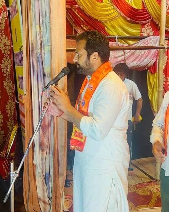 कांग्रेस नेता उमेश बुबका ने नाचरोंन और रादौर की रामलीला में मुख्य अतिथि के रूप में की शिरकत
गांव व शहरवासियों द्वारा दिए गए मान-सम्मान के लिए उमेश बुबका ने जताया आभार
रादौर। (राष्ट्रीय कदम) ब्यूरो: कांग्रेस नेता उमेश बुबका, हल्का रादौर, ने देर रात नाचरोंन और रादौर में आयोजित रामलीला कार्यक्रमों में मुख्य अतिथि के रूप में शिरकत की। इस दौरान उन्होंने रामलीला के आयोजन से जुड़े लोगों और उपस्थित ग्रामीणों व शहरवासियों से मुलाकात की।
इस अवसर पर उमेश बुबका ने कहा कि उन्हें दोनों स्थानों पर आयोजित रामलीला कार्यक्रमों में मुख्य अतिथि के रूप में शामिल होने का सौभाग्य प्राप्त हुआ। उन्होंने गांव व शहरवासियों की ओर से दिए गए मान-सम्मान और स्नेह के लिए दिल की गहराइयों से आभार व्यक्त किया।
उन्होंने कहा कि लोगों द्वारा दिया गया प्यार और सम्मान उनके लिए बेहद महत्वपूर्ण है। उन्होंने सभी गांव व शहरवासियों का धन्यवाद करते हुए भविष्य में भी इसी तरह अपना स्नेह और आशीर्वाद बनाए रखने की अपील की।
कांग्रेस नेता उमेश बुबका ने रामलीला आयोजकों, ग्रामीणों और शहरवासियों का विशेष रूप से धन्यवाद करते हुए सभी के प्रति अपनी कृतज्ञता व्यक्त की।