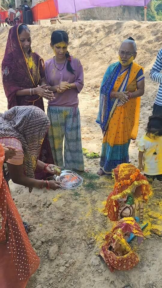फिरोजाबाद में दुर्गा विसर्जन की भावुक तस्वीरें 🙏
कूष्माण्डनी कुंड पर परिवार ने नम आंखों से माता को दी विदाई, पूरे विधि-विधान से किया विसर्जन। सिंदूर, हल्दी और आस्था का अद्भुत संगम।
पुलिस की मौजूदगी में शांतिपूर्ण माहौल में हुआ विसर्जन।
देखिए ये दिल को छू लेने वाला वीडियो 👇
#Firozabad #DurgaVisarjan #Navratri #KushmandaniKund #DDMNews #Emotional #ViralVideo #FirozabadNews