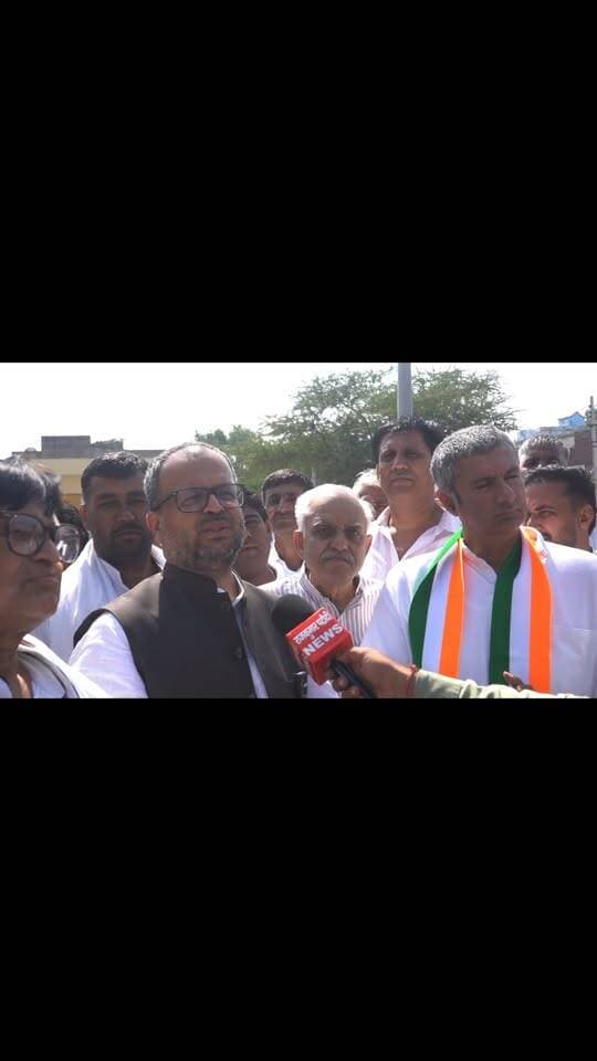 तोशाम मंडी पहुंचे कांग्रेस के बड़े नेता | बाजरे की MSP और भावांतर योजना पर सरकार को घेरा
#congress #tosham #anirudhchoudhary #rajkumarpatoudi #pardeepnarwal