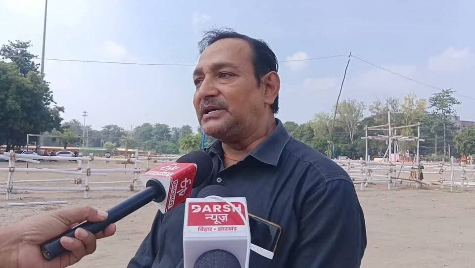 गया में 60 फीट का रावण, 55 फीट कुंभकरण और 50 फीट मेघनाथ का होगा दहन; 36 साल से पुतले बना रहे जफर आलम
गांधी मैदान में दशहरा की तैयारी अंतिम चरण में, आज पुतलों को दिया जा रहा अंतिम रूप; इलेक्ट्रॉनिक पटाखों से होगा रावण दहन, 60-65 हजार लोगों के पहुंचने की उम्मीद
गया शहर के ऐतिहासिक गांधी मैदान में दशहरा को लेकर तैयारियां जोर-शोर से चल रही हैं। रावण दहन कार्यक्रम को लेकर मैदान में 60 फीट ऊंचे रावण, 55 फीट के कुंभकरण और 50 फीट के मेघनाथ के पुतले तैयार किए जा रहे हैं। सोमवार को कारीगर पुतलों को अंतिम रूप देने में जुटे हुए हैं। इस बार रावण दहन के दौरान इलेक्ट्रॉनिक पटाखों का इस्तेमाल किया जाएगा। सुरक्षा को ध्यान में रखते हुए पटाखों को ऊंचाई पर लगाया जा रहा है, जिन्हें लाइन के जरिए इलेक्ट्रॉनिक तरीके से जलाया जाएगा।
खास बात यह है कि गांधी मैदान में तैयार हो रहे इन पुतलों को गया के रहने वाले मोहम्मद जफर आलम बना रहे हैं। जफर आलम पिछले 36 वर्षों से लगातार गांधी मैदान में रावण, कुंभकरण और मेघनाथ के पुतले तैयार करते आ रहे हैं। उनके लिए दशहरा का यह काम सिर्फ रोजगार नहीं, बल्कि सामाजिक सौहार्द और हिंदू-मुस्लिम एकता की मिसाल भी है।
36 साल से बना रहे रावण के पुतले
कारीगर मोहम्मद जफर आलम ने बताया कि पिछले 36 वर्षों से वह गांधी मैदान में रावण, कुंभकरण और मेघनाथ के पुतले बनाते आ रहे हैं। हर साल दशहरा के करीब एक महीने पहले से पुतले बनाने का काम शुरू हो जाता है। इसके बाद धीरे-धीरे लकड़ी, कागज समेत कई तरह की सामग्री का इस्तेमाल कर पुतलों को तैयार किया जाता है।
उन्होंने बताया कि इस बार भी तीनों पुतलों को निर्धारित ऊंचाई के अनुसार तैयार किया जा रहा है। रावण का पुतला 60 फीट, कुंभकरण का 55 फीट और मेघनाथ का पुतला 50 फीट ऊंचा होगा। पुतलों को अंतिम रूप देने का काम अब अंतिम चरण में है।
जफर आलम ने कहा कि पिछले 36 वर्षों से वह दशहरा के मौके पर पुतले बनाते आ रहे हैं। उनके अनुसार, यह काम गया में हिंदू-मुस्लिम एकता और आपसी भाईचारे की भी मिसाल है। अलग-अलग समुदायों के लोग मिलकर दशहरा जैसे पर्व की तैयारियों में योगदान देते हैं।
इलेक्ट्रॉनिक पटाखों से होगा रावण दहन
इस बार रावण के पुतले में इलेक्ट्रॉनिक पटाखों की व्यवस्था की गई है। सुरक्षा को देखते हुए पटाखों को ऊंचाई पर लगाया जा रहा है। लाइन के माध्यम से इलेक्ट्रॉनिक तरीके से पटाखे जलाए जाएंगे। इससे रावण दहन के दौरान पटाखों को नियंत्रित तरीके से चलाने में मदद मिलेगी।
60 से 65 हजार लोगों के पहुंचने की उम्मीद
गया के गांधी मैदान में रावण दहन का आयोजन श्री दशहरा चैरिटेबल ट्रस्ट कमेटी की ओर से किया जाता है। इस बार आयोजन में करीब 60 से 65 हजार लोगों के पहुंचने की उम्मीद है। बड़ी संख्या में लोगों के जुटने को देखते हुए सुरक्षा और भीड़ प्रबंधन पर विशेष ध्यान दिया जा रहा है।
ट्रस्ट कमेटी के मीडिया प्रभारी रंजीत ब्रह्मपुरिया ने बताया कि गांधी मैदान में ब्रैकेटिंग का काम पूरा कर लिया गया है। इस बार पिछले वर्ष की तुलना में लाइटिंग की व्यवस्था को भी बेहतर किया गया है। सुरक्षा के लिए गांधी मैदान में सीसीटीवी कैमरे लगाए गए हैं, ताकि असामाजिक तत्वों और हुड़दंग करने वालों पर नजर रखी जा सके।
भीड़ की निकासी के लिए सभी गेट खोले जाएंगे
रंजीत ब्रह्मपुरिया ने बताया कि कार्यक्रम समाप्त होने के बाद बड़ी संख्या में लोगों की एक साथ निकासी होगी। इसे देखते हुए गांधी मैदान के सभी गेट खोल दिए गए हैं, ताकि लोगों को बाहर निकलने में किसी तरह की परेशानी नहीं हो और भीड़ के दबाव की स्थिति न बने।
उन्होंने बताया कि आयोजन स्थल की व्यवस्थाओं को अंतिम रूप दिया जा रहा है। सोमवार शाम तक गांधी मैदान की व्यवस्था सिविल लाइंस थाना पुलिस को सौंप दी जाएगी। इसके बाद पुलिस सुरक्षा और भीड़ नियंत्रण की जिम्मेदारी संभालेगी।
गांधी मैदान में रावण, कुंभकरण और मेघनाथ के विशाल पुतले अब अंतिम रूप ले रहे हैं। ऐसे में दशहरा के दिन यहां होने वाला रावण दहन गया शहर के लोगों के लिए एक बार फिर आकर्षण का केंद्र रहने वाला है।
#गयाजी
#गया_हो
#बिहार
#दशहरा
#gaya