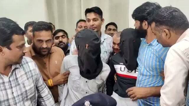 कोटा, राजस्थान: बॉलीवुड अभिनेता टाइगर श्रॉफ पर हुई फायरिंग के मामले में कोटा पुलिस ने तीन आरोपियों को पकड़ा है, जिनमें एक नाबालिग भी शामिल है।
एसपी तेजस्वनी गौतम ने बताया कि आरोपियों रेहान उर्फ सुक्का, ऋतिक कुर्मी उर्फ रोशन और एक नाबालिग को जल्द मुंबई पुलिस को सौंपा जाएगा।
#tigershroff #kota #Mumbai