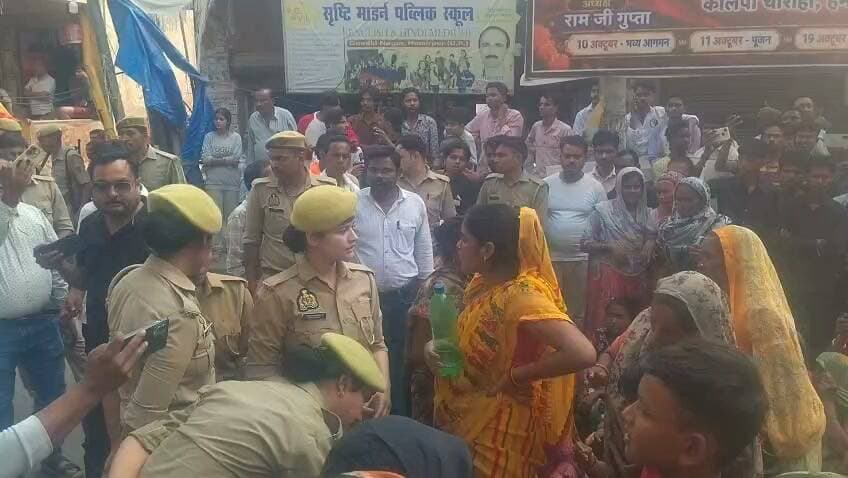 हमीरपुर में फल विक्रेता की मौत का मामला.
पोस्टमार्टम में गोली लगने की पुष्टि; शव रखकर जाम.