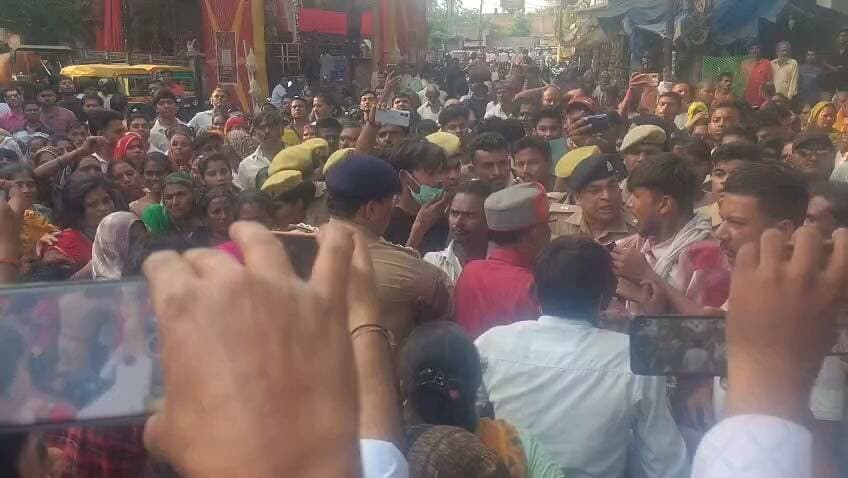 Hamirpur News: गोली लगने से फल विक्रेता राजू की मौत, परिजनों ने शव रखकर हाईवे किया जाम.