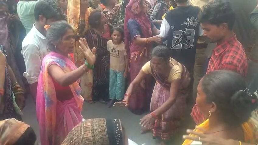 Hamirpur News: गोली लगने से फल विक्रेता राजू की मौत, परिजनों ने शव रखकर हाईवे किया जाम.