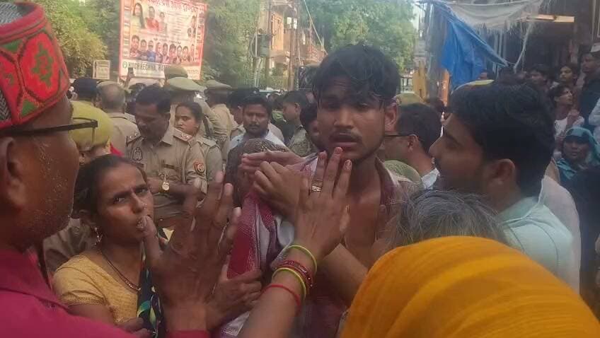 Hamirpur News: गोली लगने से फल विक्रेता राजू की मौत, परिजनों ने शव रखकर हाईवे किया जाम.