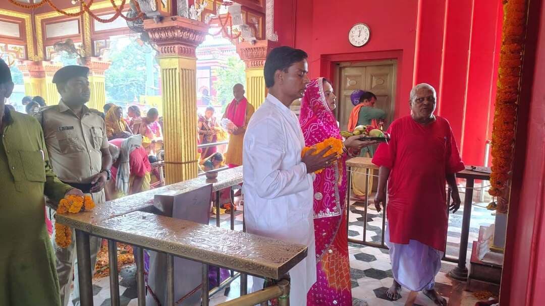 *महानवमी के पावन अवसर पर जिलाधिकारी दरभंगा ने सपरिवार मां श्यामा माई मंदिर में की पूजा-अर्चना*
*कन्याओं को भोजन करा एवं चरण स्पर्श कर लिया आशीर्वाद*
दरभंगा, 19 अक्टूबर 2026:- शारदीय नवरात्रि के नौवें दिन (महानवमी) के शुभ एवं पावन अवसर पर जिलाधिकारी, दरभंगा श्री कौशल कुमार द्वारा सपरिवार ऐतिहासिक एवं प्रसिद्ध मां श्यामा माई मंदिर का भ्रमण किया गया।
इस अवसर पर जिलाधिकारी ने अपने परिवार के सदस्यों के साथ मंदिर के गर्भगृह में मां श्यामा की विधिवत पूजा-अर्चना एवं आरती की।
उन्होंने मां भगवती के चरणों में नमन करते हुए संपूर्ण दरभंगा जिले के नागरिकों की सुख, शांति, उत्तम स्वास्थ्य, आपसी भाईचारे एवं निरंतर प्रगति की मंगल कामना की।
जिलाधिकारी द्वारा मंदिर परिसर में ही कन्या पूजन एवं कन्या भोज का आयोजन किया गया। मां दुर्गा के नौ स्वरूपों का प्रतीक मानकर जिलाधिकारी एवं उनके परिवार ने पूरी आस्था और सम्मान के साथ छोटी कन्याओं को आसन पर बैठाकर अपने हाथों से श्रद्धापूर्वक भोजन कराया।
भोजन कराने के उपरांत, जिलाधिकारी ने अत्यंत विनम्रता एवं भक्ति भाव के साथ सभी कन्याओं के चरण स्पर्श किए और उनसे आशीर्वाद प्राप्त किया एवं उन्हें उपहार भी दिया।
कन्याओं के प्रति जिलाधिकारी और उनके परिवार के इस स्नेह और आदर भाव ने वहां उपस्थित लोगों को भी भाव-विभोर कर दिया।
महानवमी के अवसर पर मां श्यामा माई मंदिर परिसर में सुबह से ही श्रद्धालुओं और चारों ओर मां के जयकारों व मंत्रोच्चारण से वातावरण पूर्णतः भक्तिमय बना रहा।
इस दौरान जिलाधिकारी ने मंदिर परिसर की व्यवस्थाओं और साफ-सफाई का भी अवलोकन किया,जिससे दर्शन करने आने वाले श्रद्धालुओं को किसी प्रकार की असुविधा न हो।
#BiharSarkar
#CMBihar
#SamratChoudhary
#CMSamrat
#MukhyamantriBihar